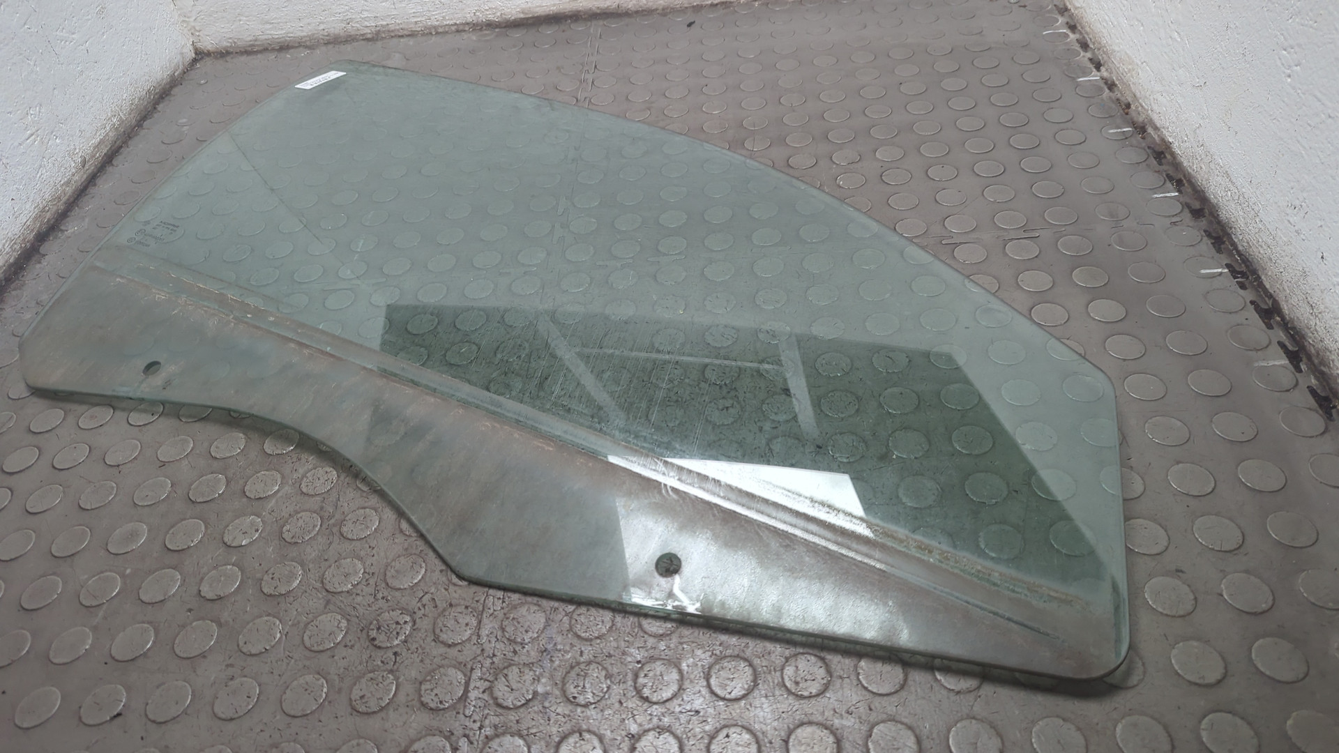 Стекло двери передней правой