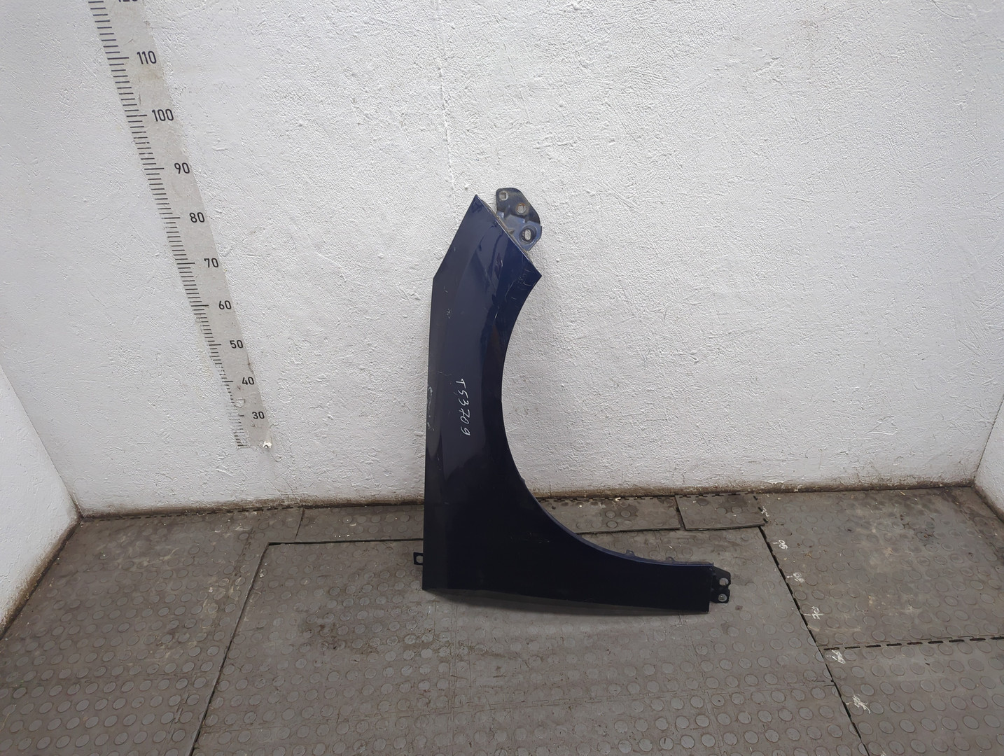 Крыло переднее правое