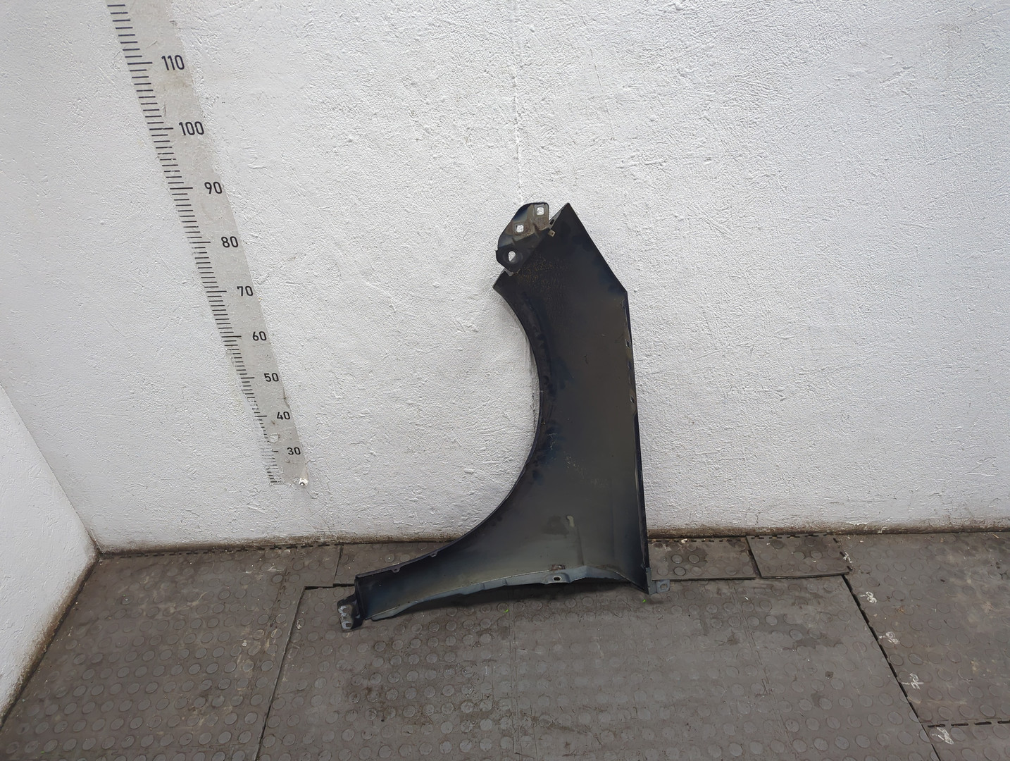 Крыло переднее правое