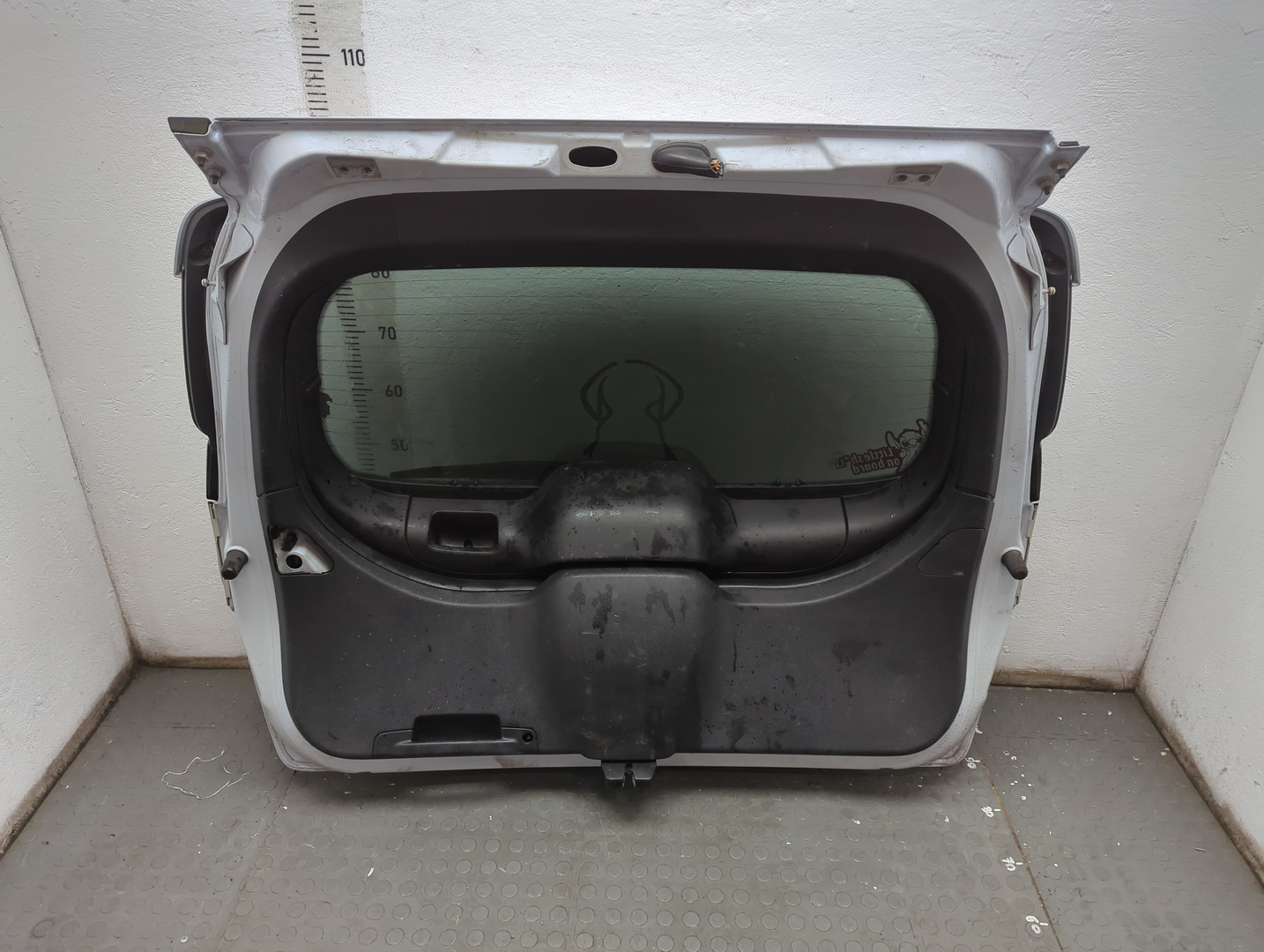 Дверь багажника