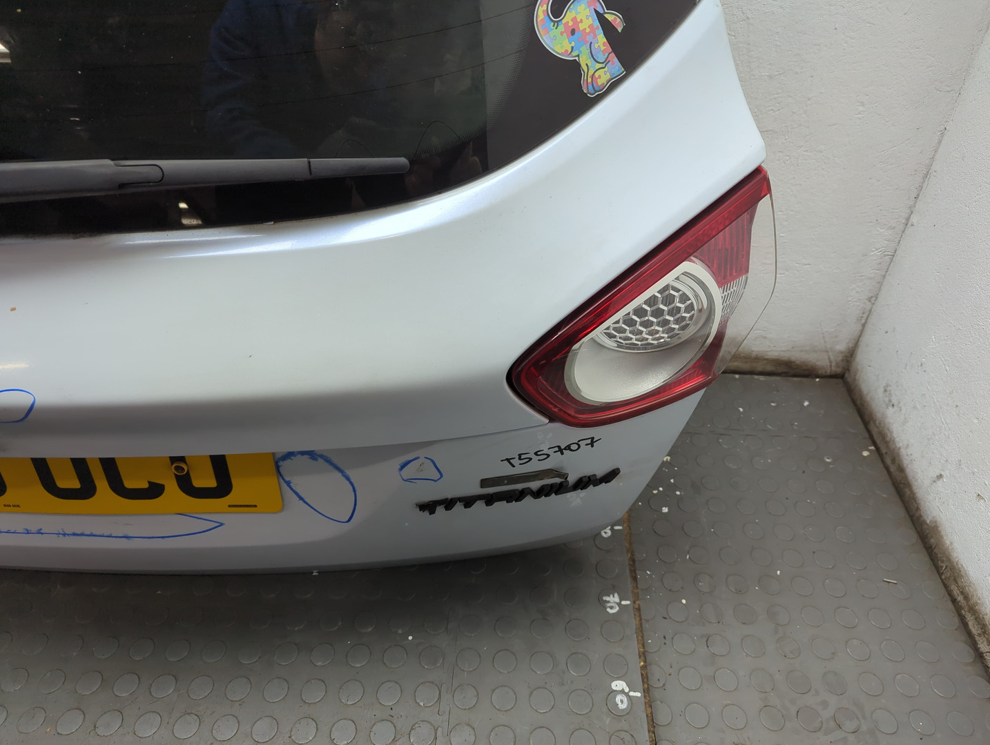 Дверь багажника