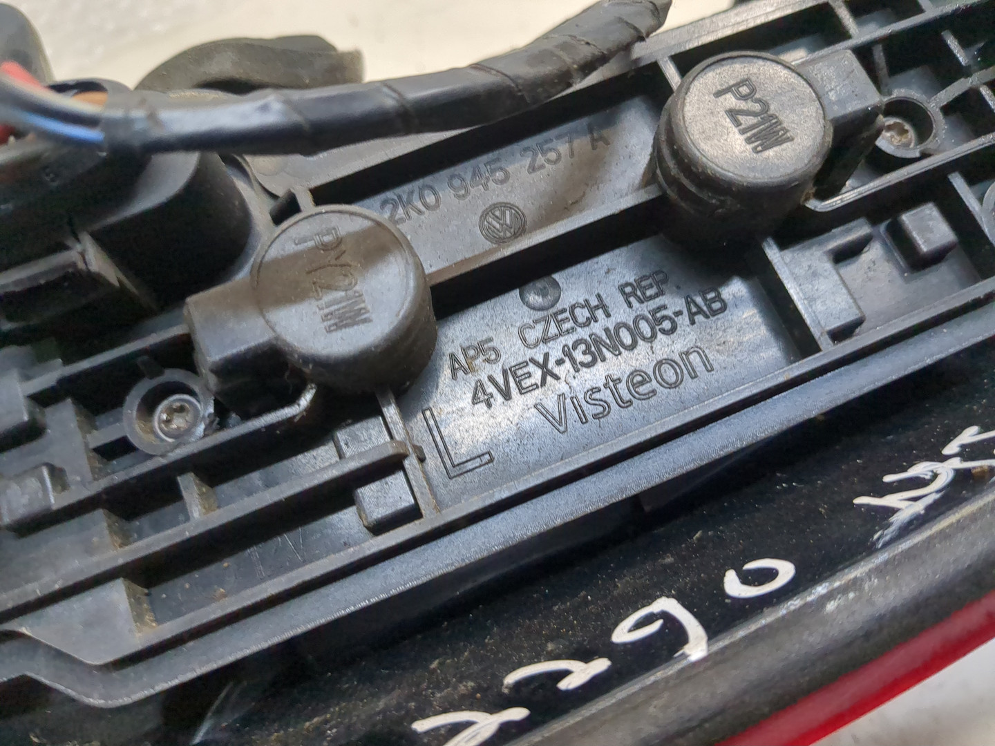 Фонарь задний левый