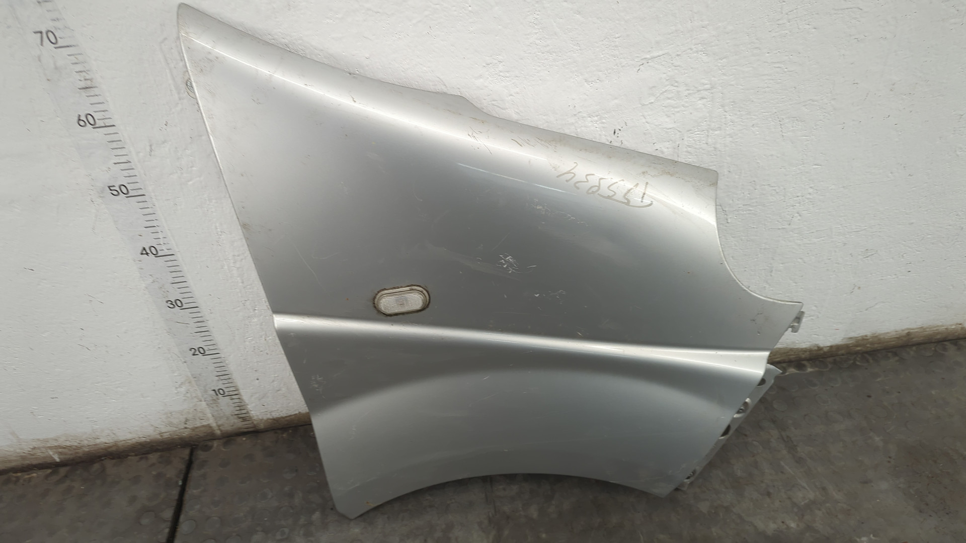 Крыло переднее правое