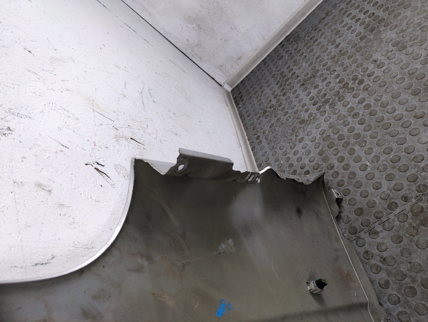 Крыло переднее правое