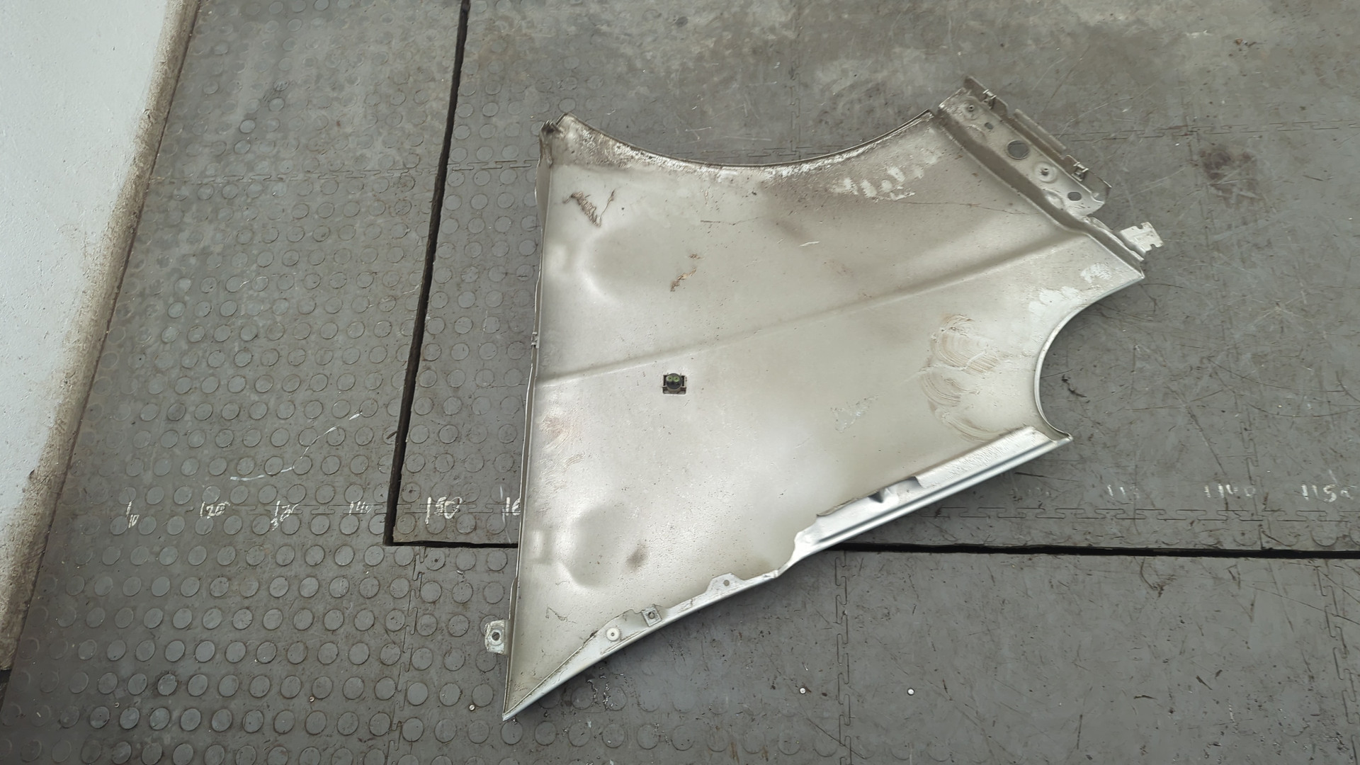 Крыло переднее правое