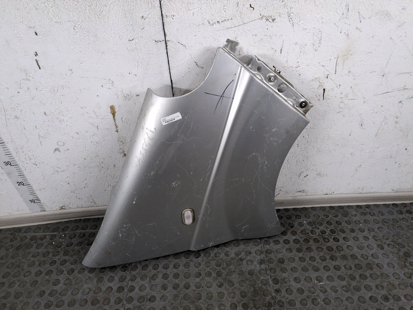 Крыло переднее правое