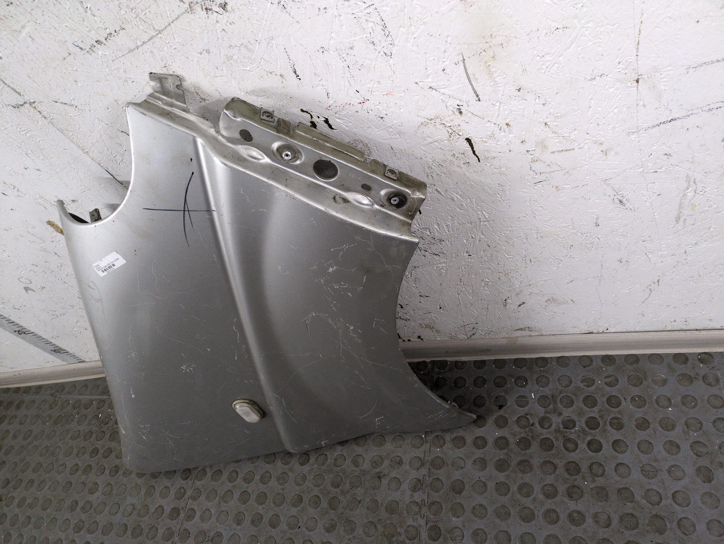 Крыло переднее правое