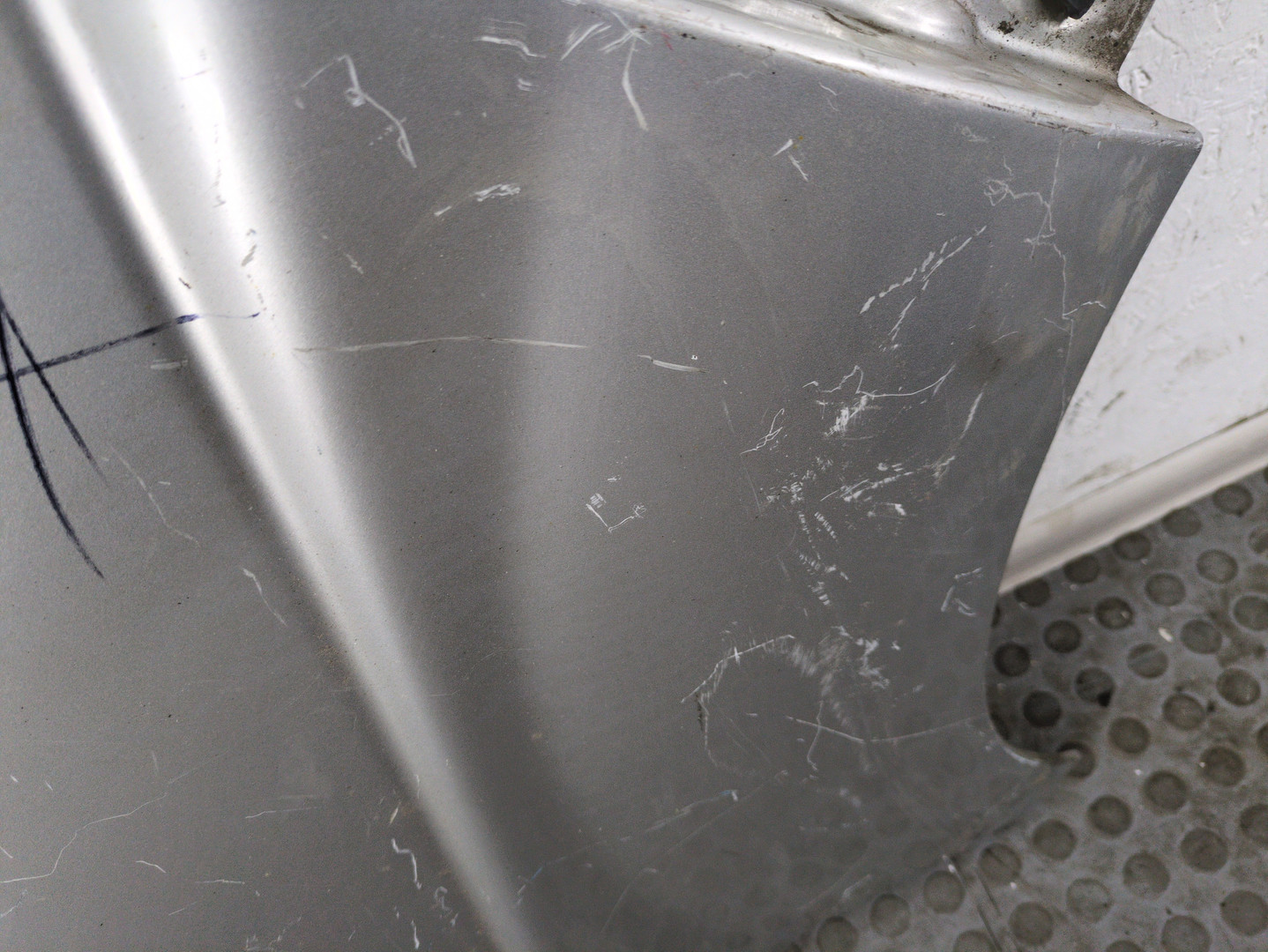 Крыло переднее правое