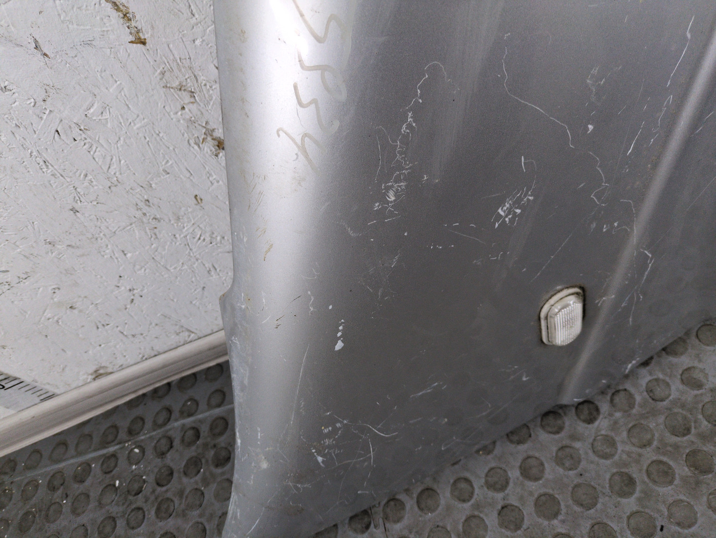 Крыло переднее правое