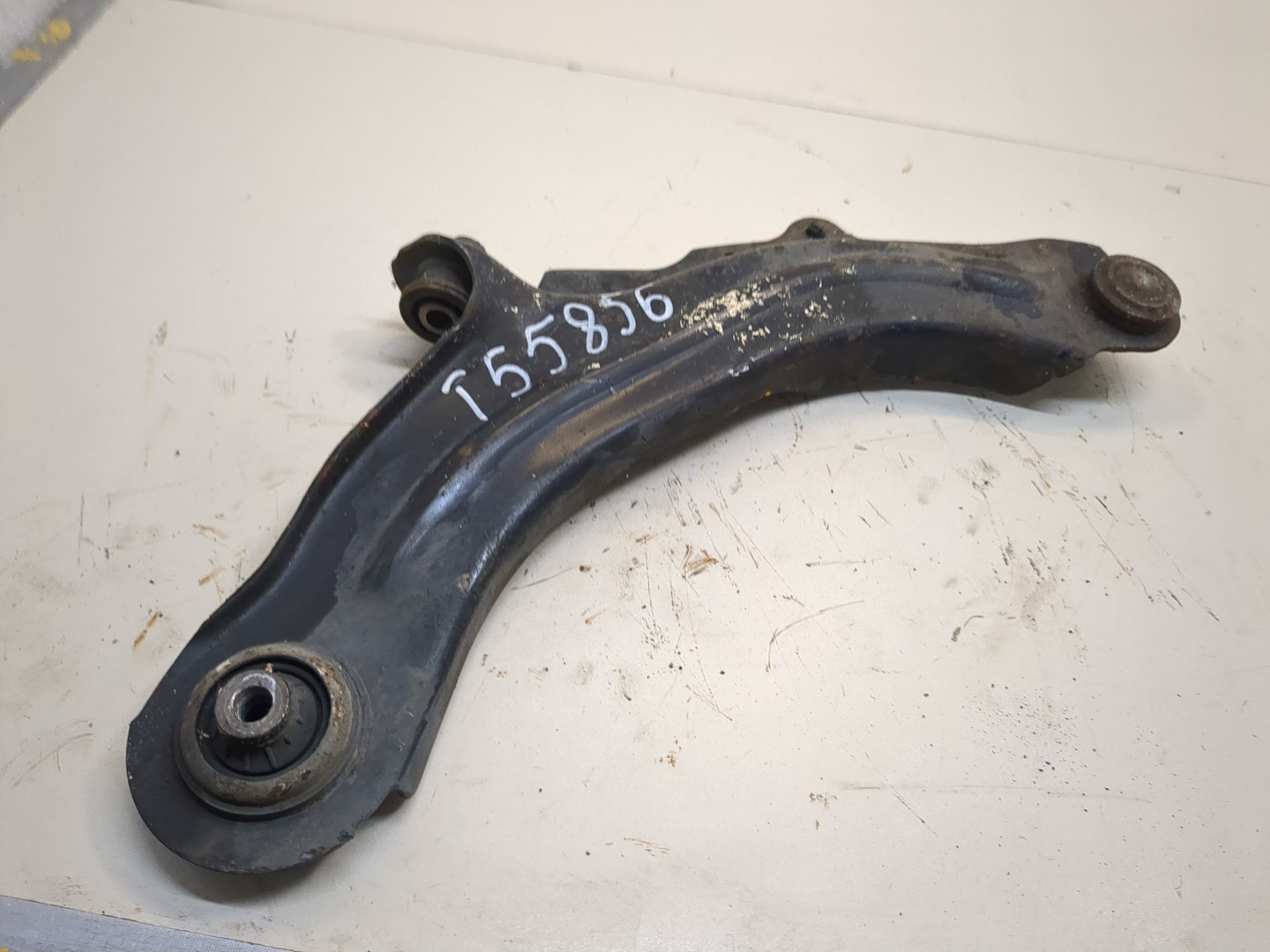 Рычаг передний левый