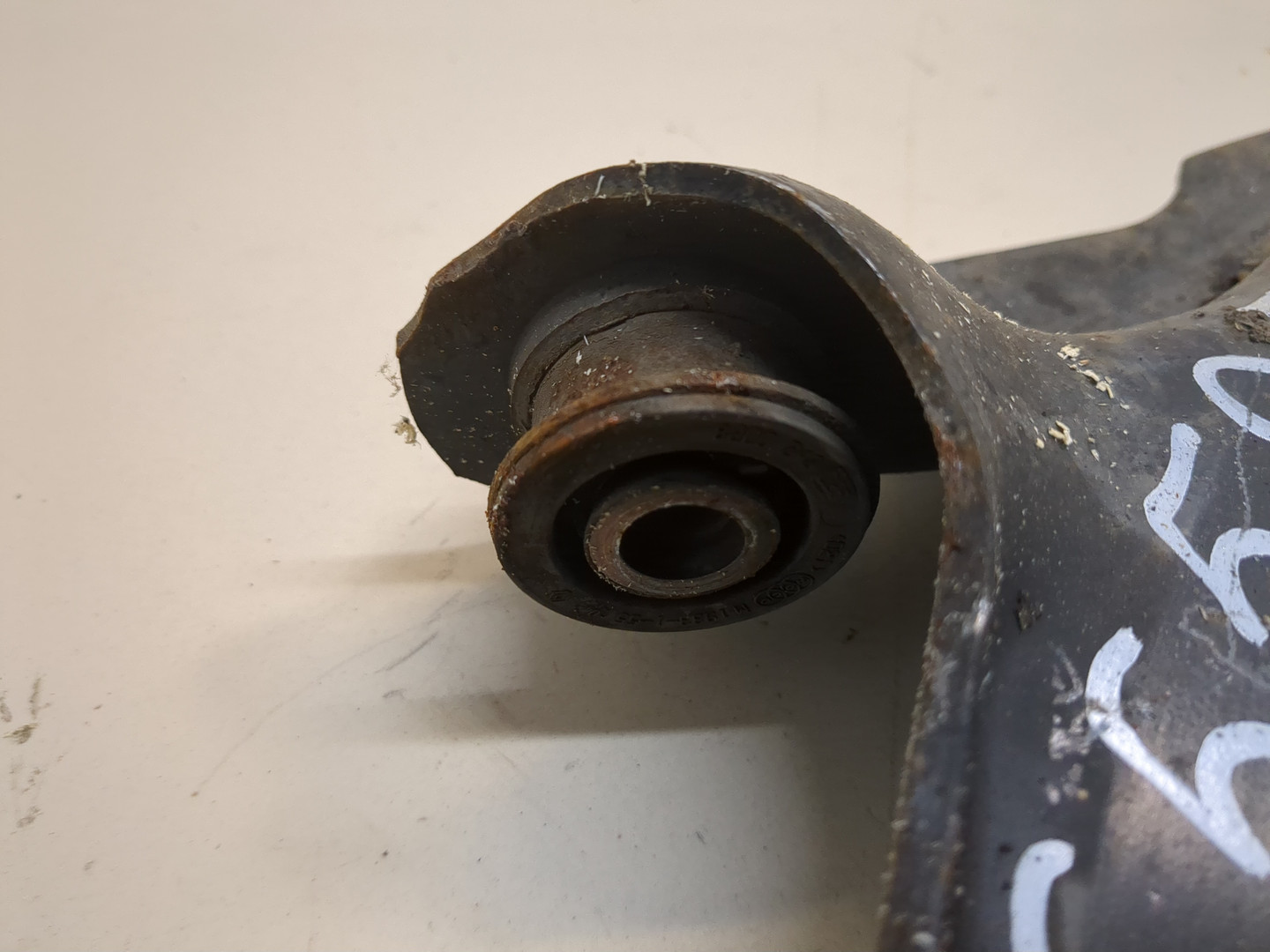 Рычаг передний левый