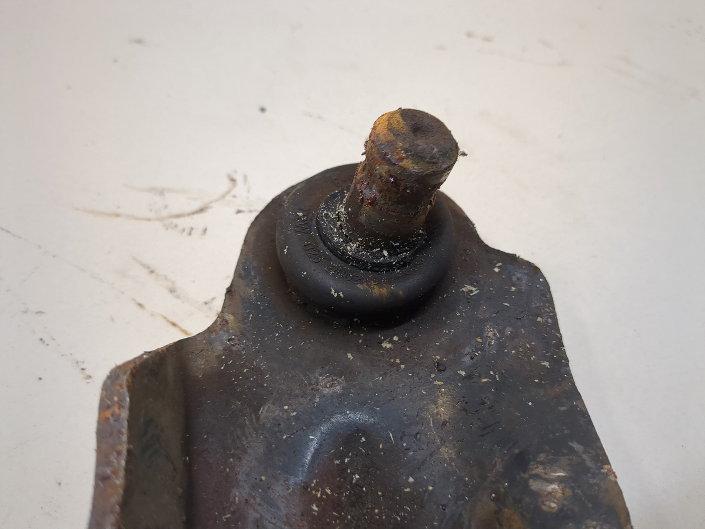 Рычаг передний левый