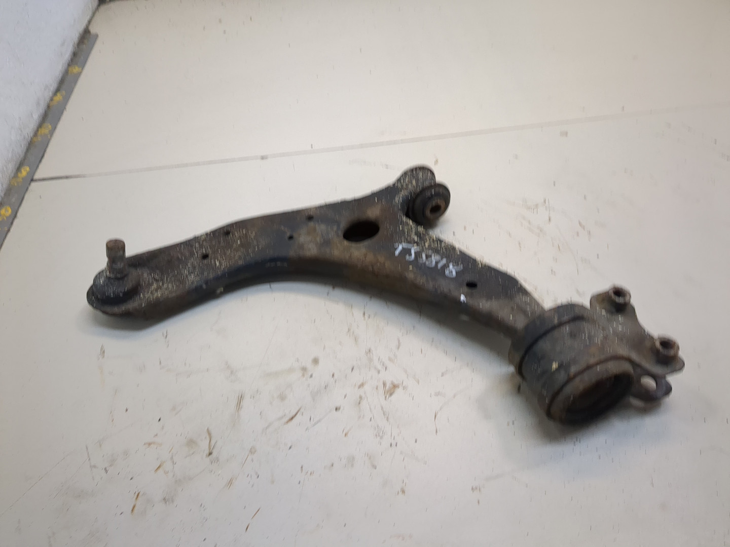 Рычаг передний левый