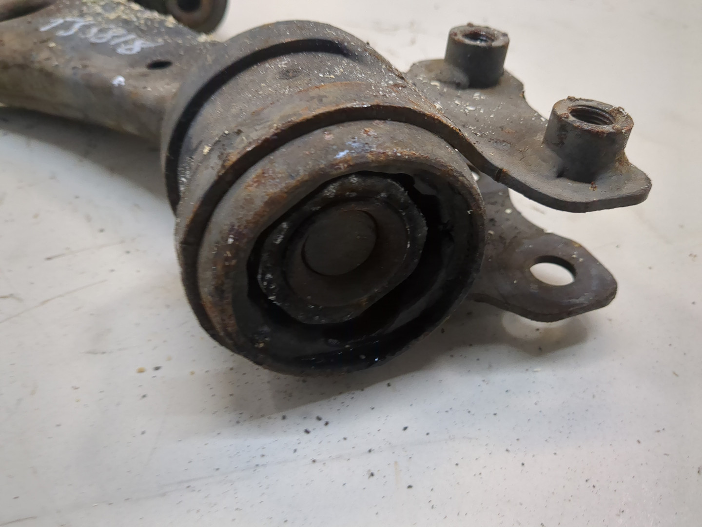 Рычаг передний левый