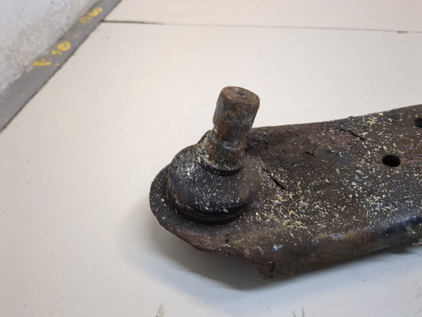 Рычаг передний левый