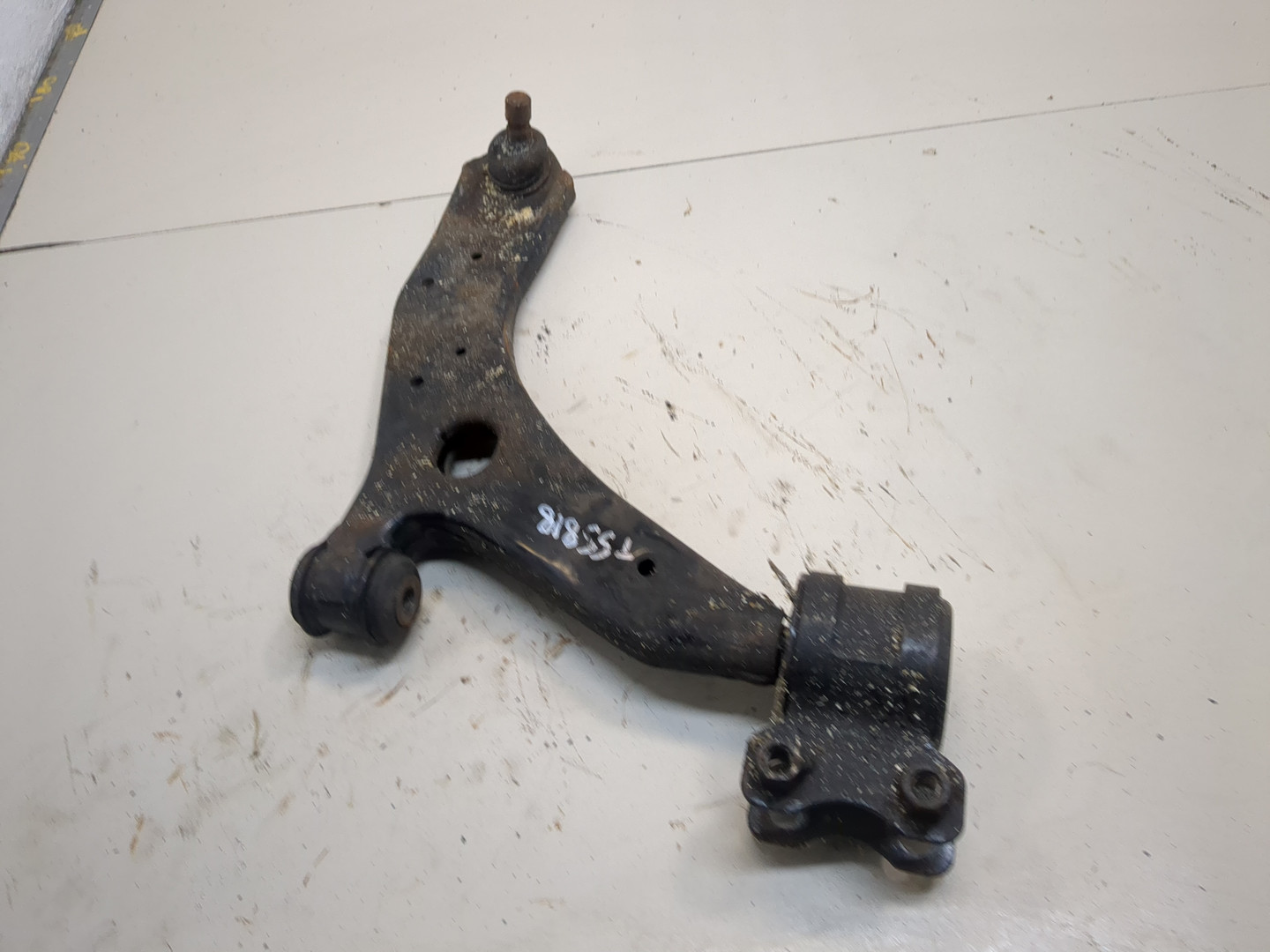 Рычаг передний правый