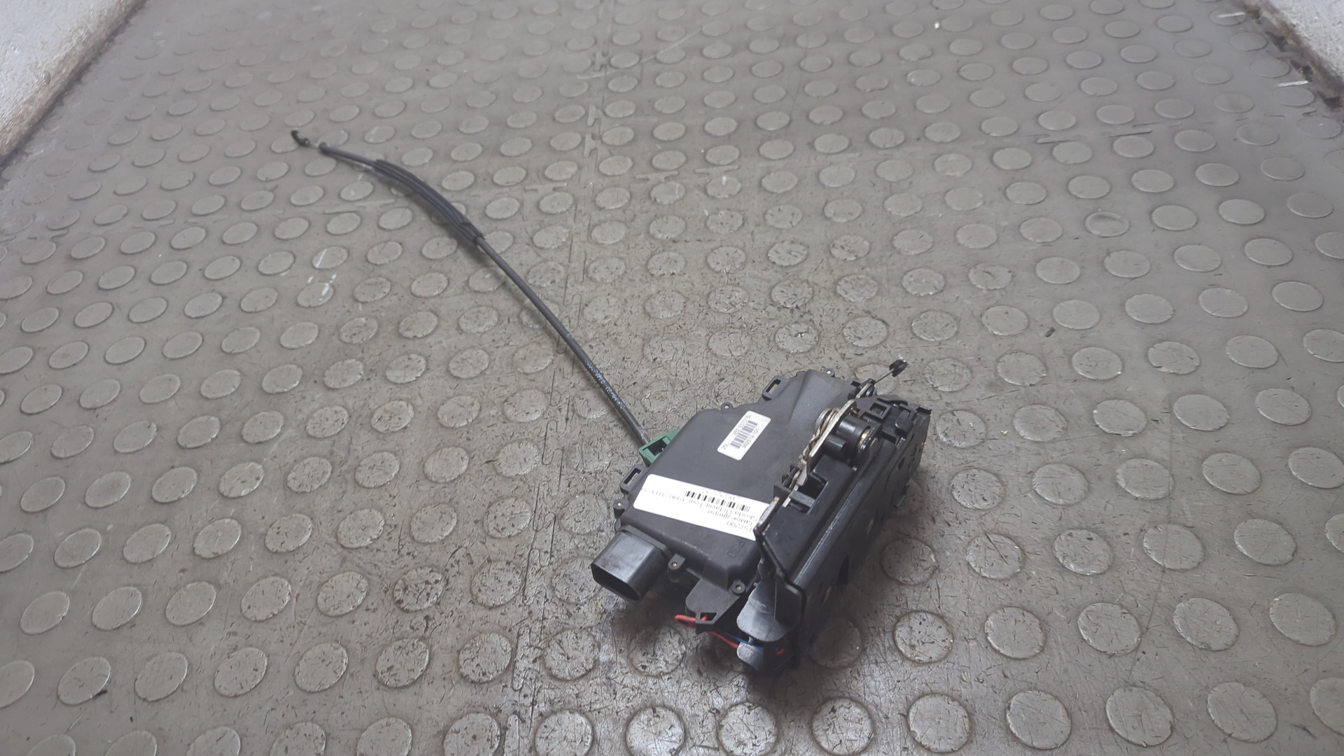 Замок двери передней левой