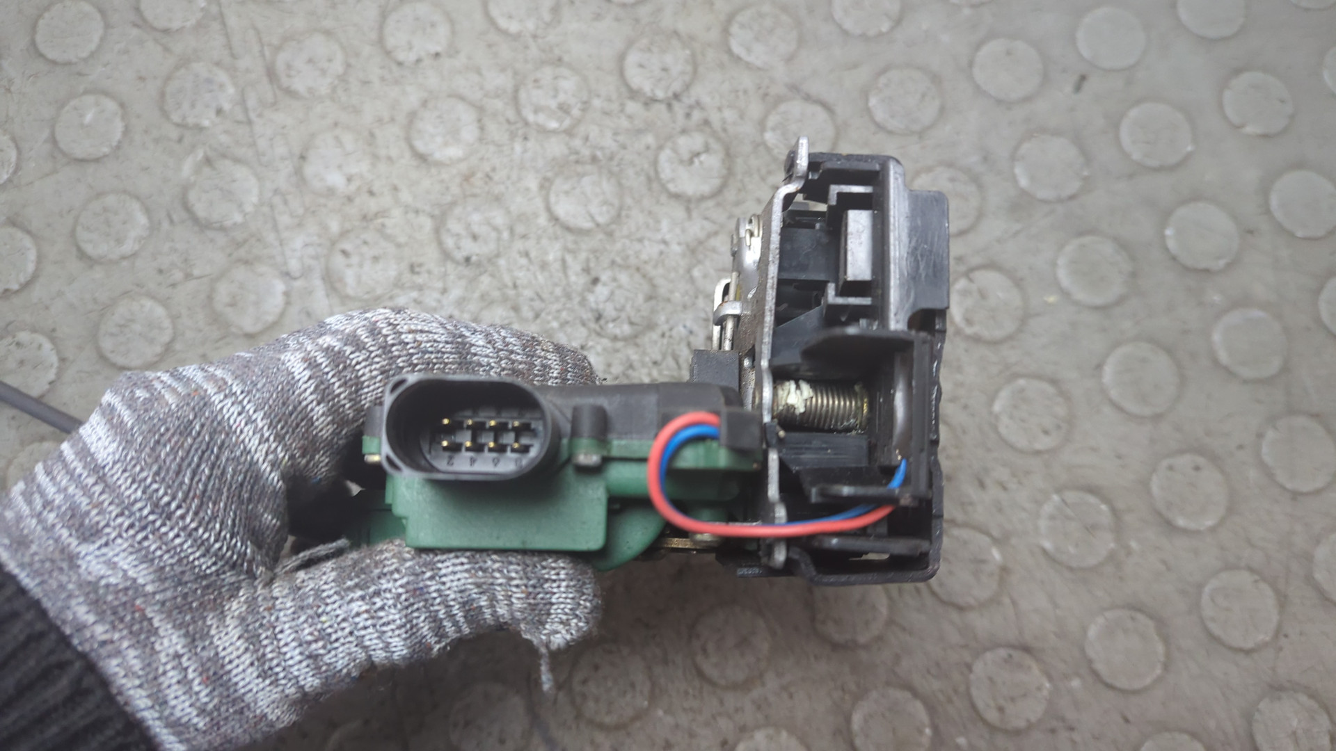 Замок двери передней левой