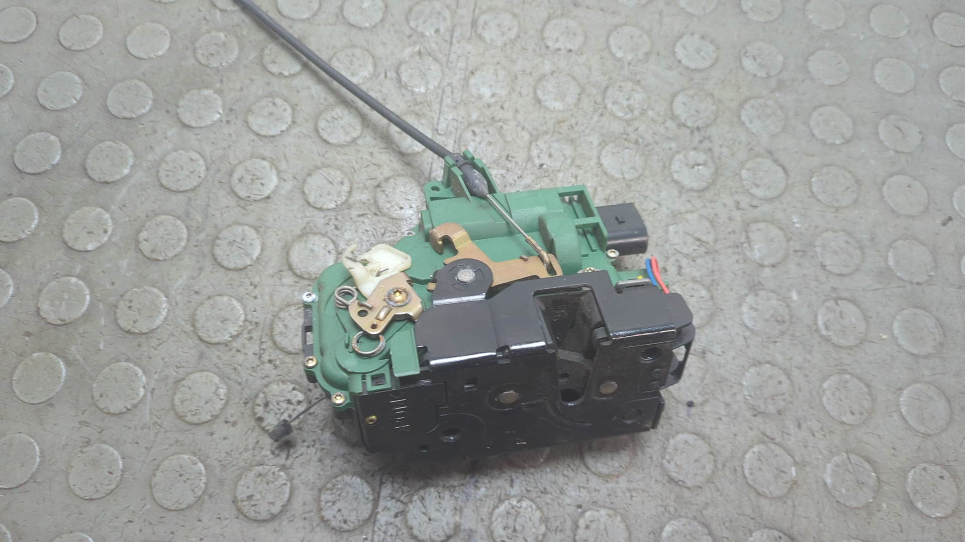 Замок двери передней левой