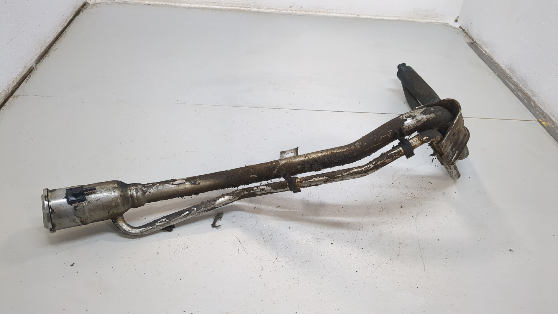 Горловина топливного бака