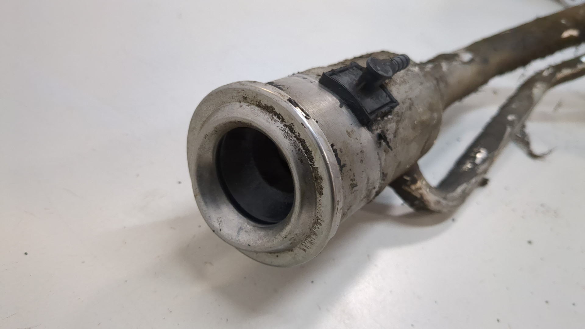 Горловина топливного бака