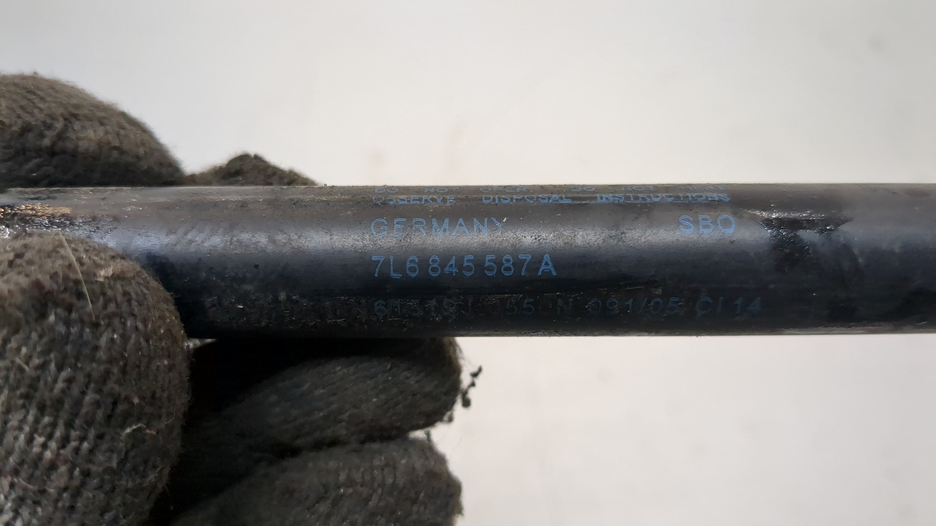 Амортизатор крышки багажника