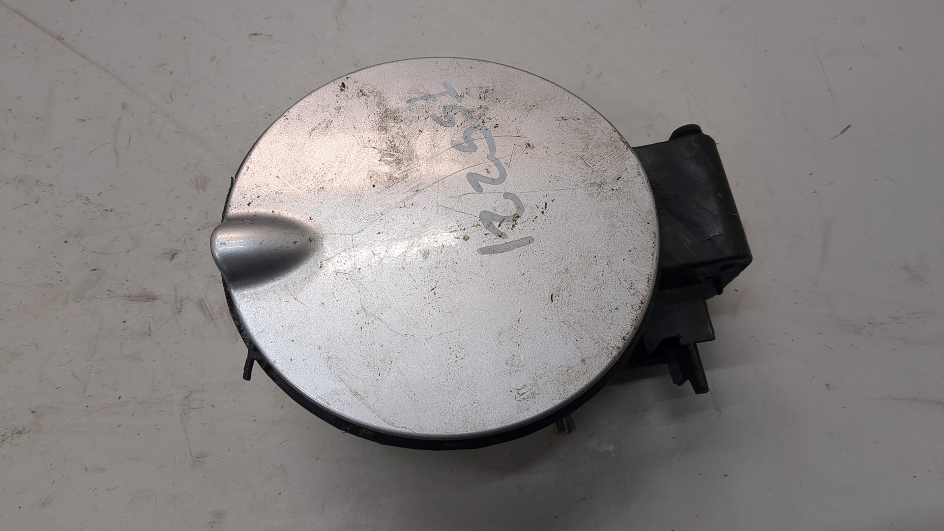 Лючок бензобака