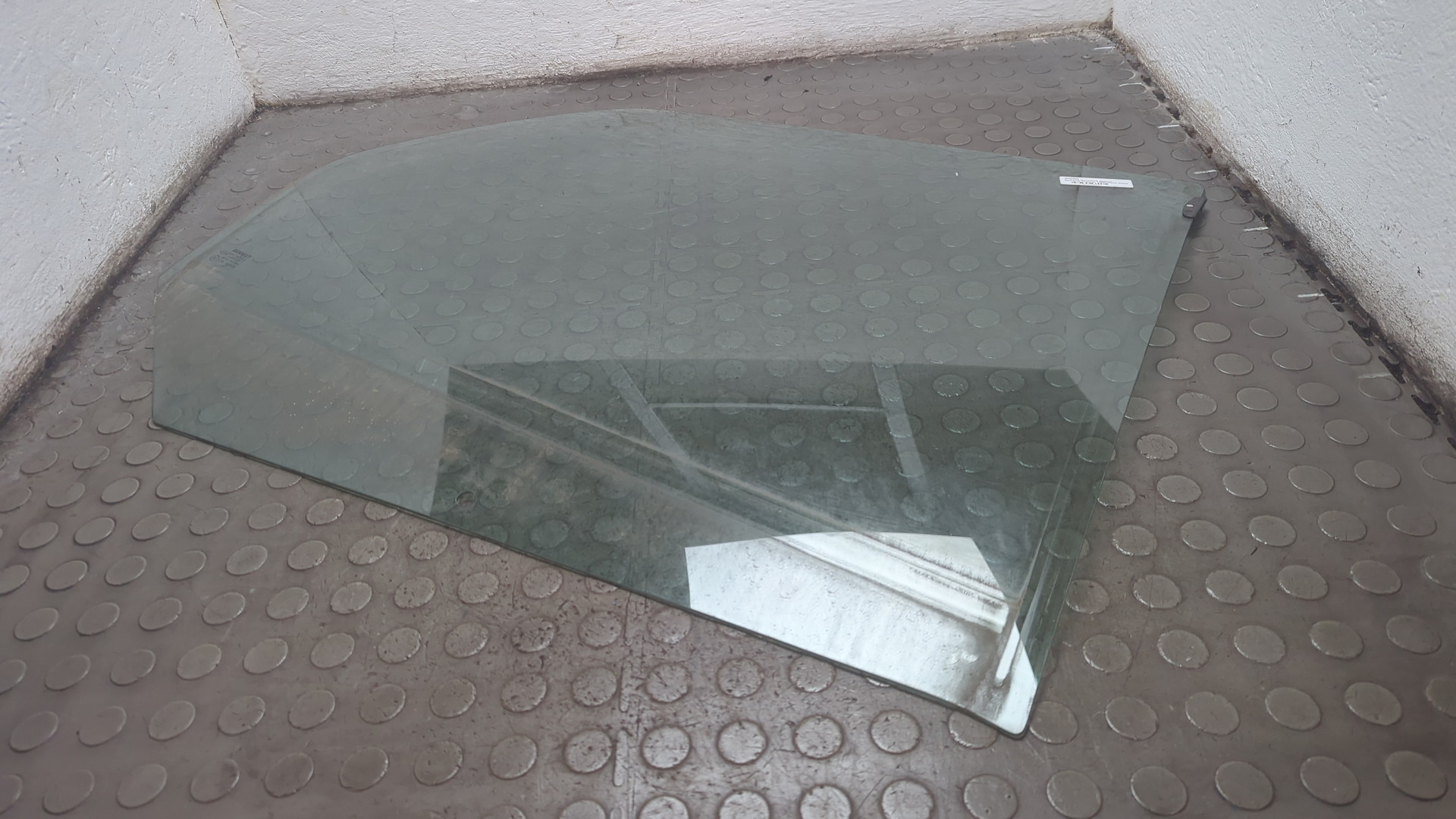 Стекло двери задней правой