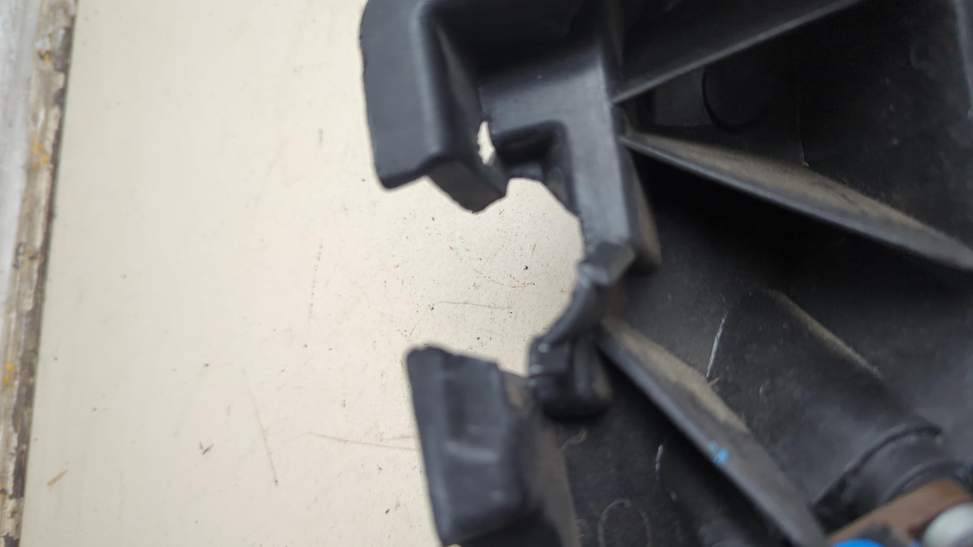 Кронштейн фар правый