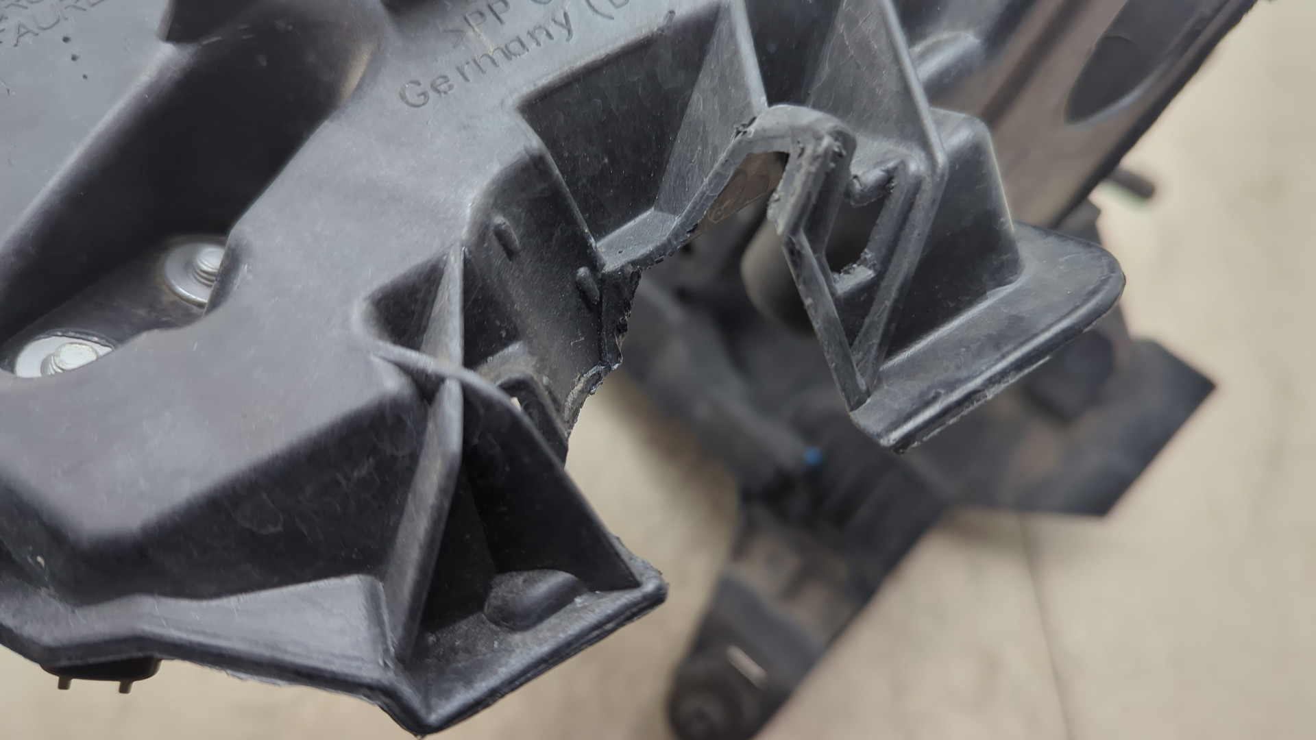 Кронштейн фар правый