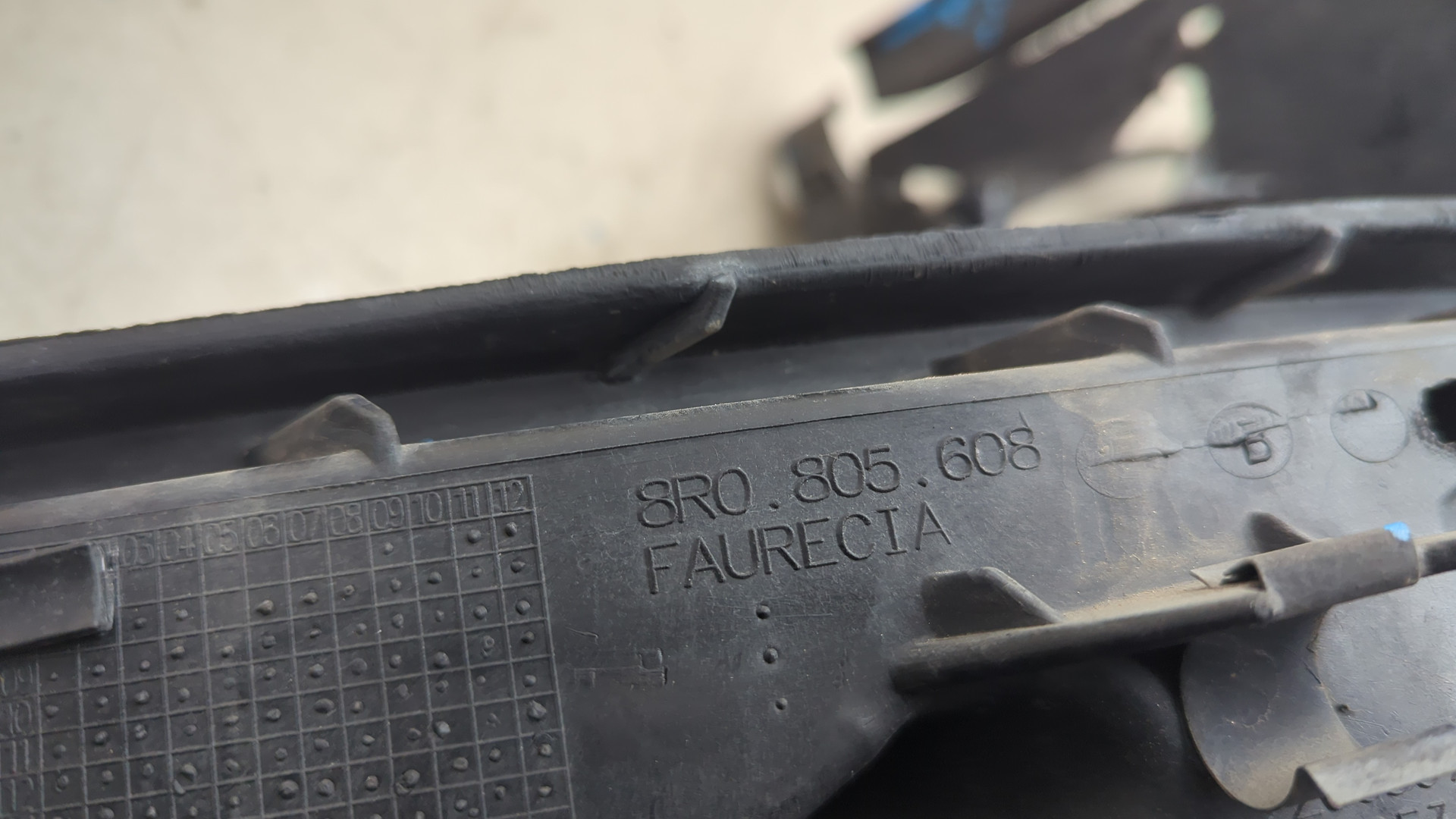 Кронштейн фар правый