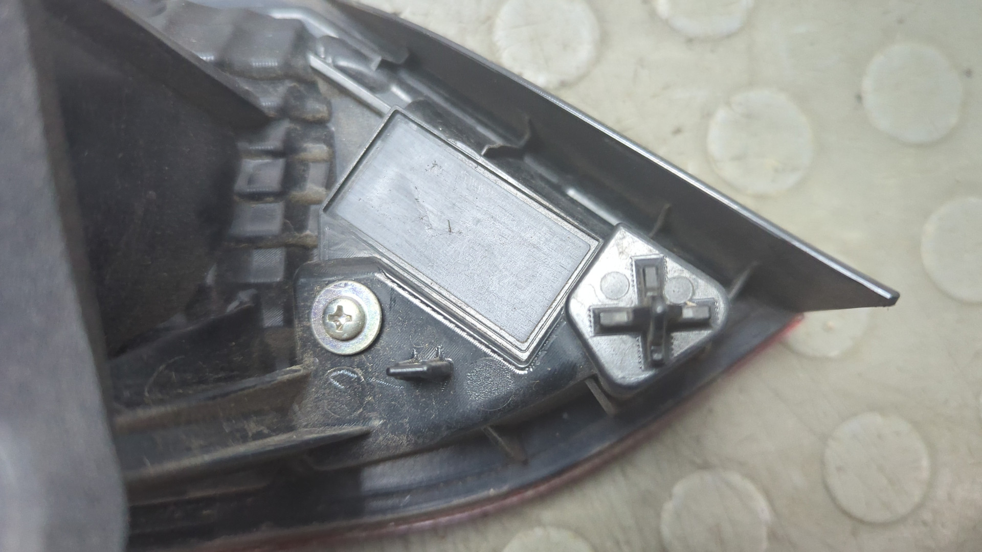 Фонарь задний внутренний левый