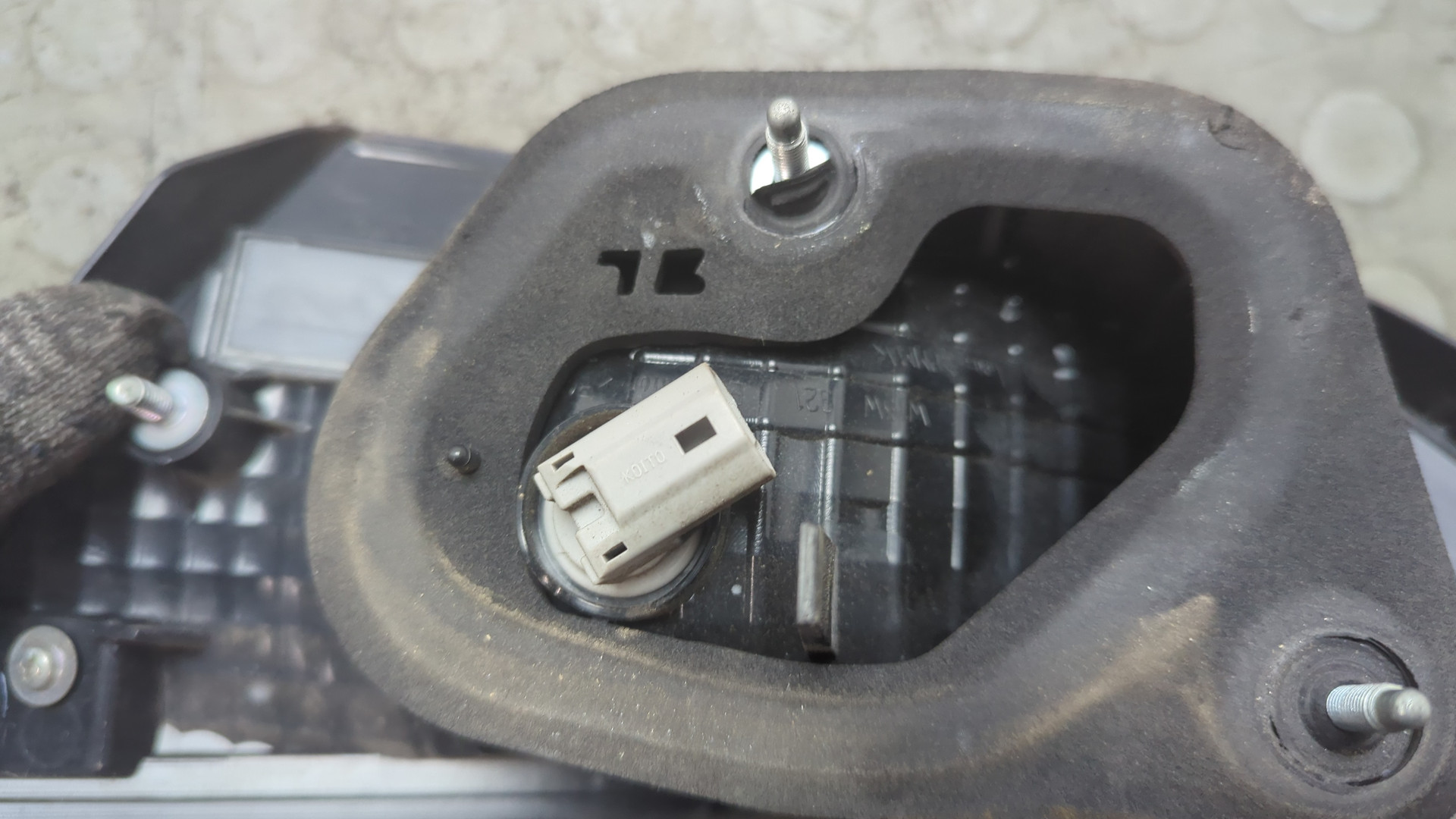 Фонарь задний внутренний левый