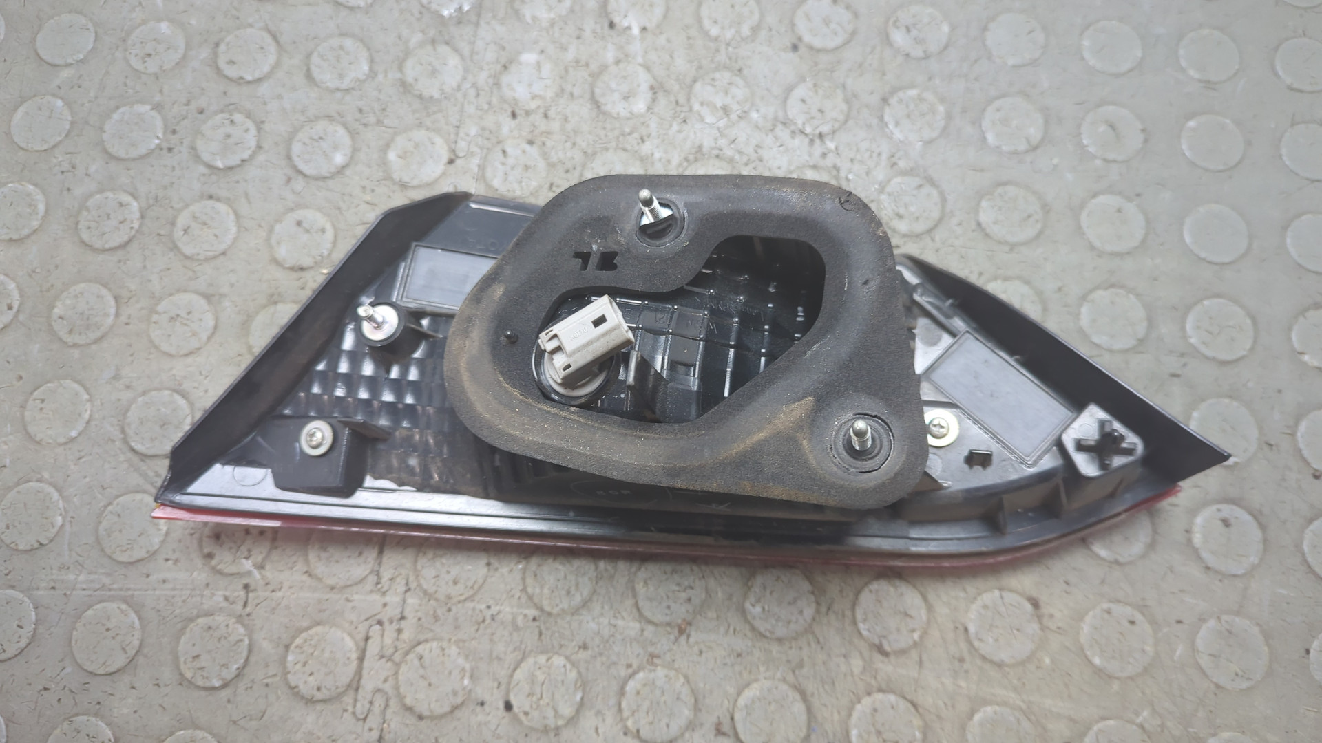 Фонарь задний внутренний левый