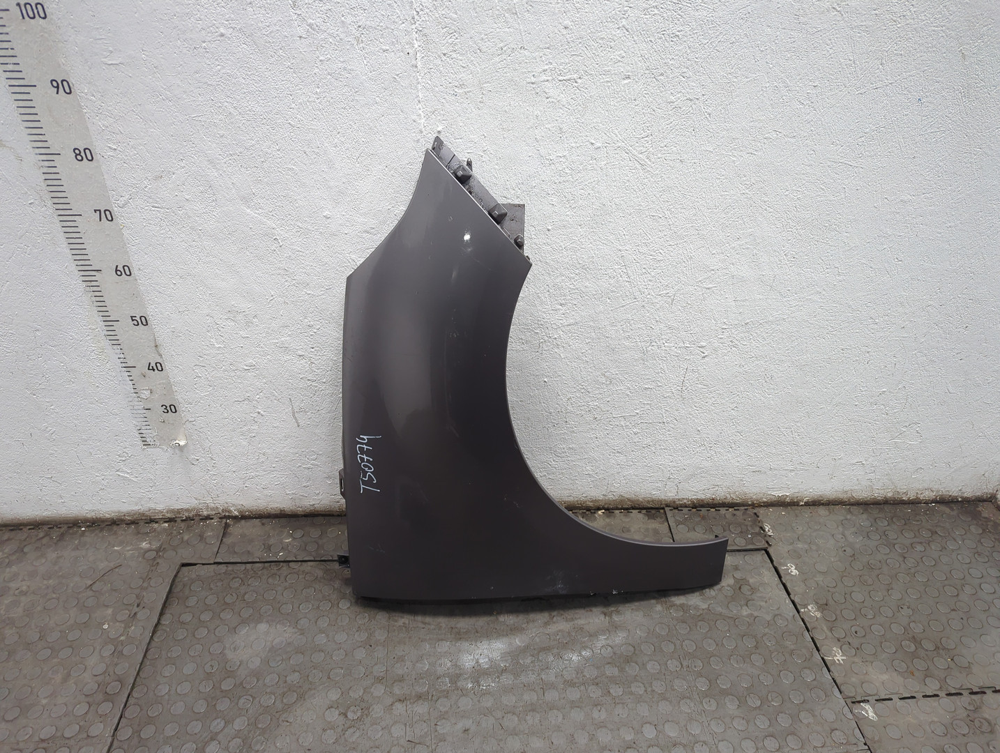 Крыло переднее правое