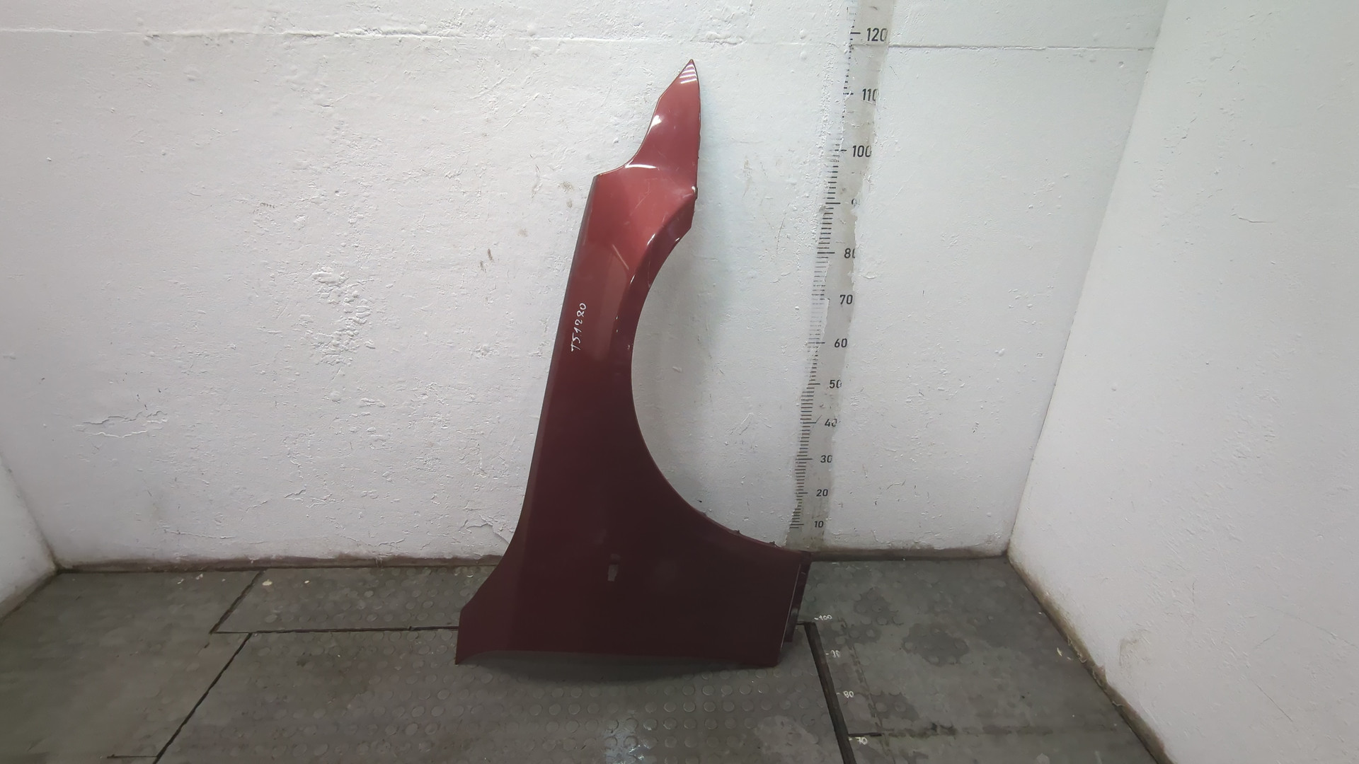 Крыло переднее правое