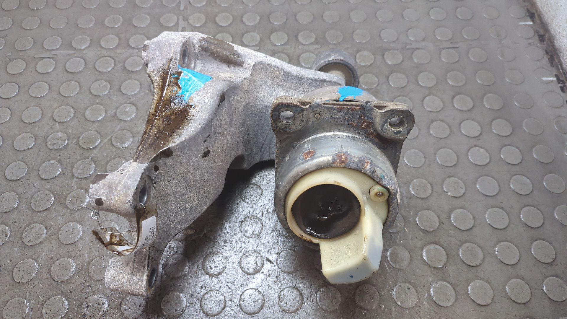 Опора двигателя правая