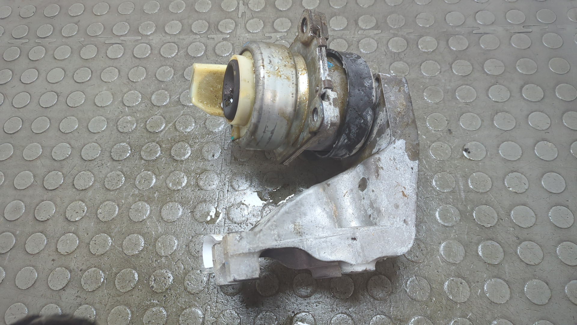 Опора двигателя правая