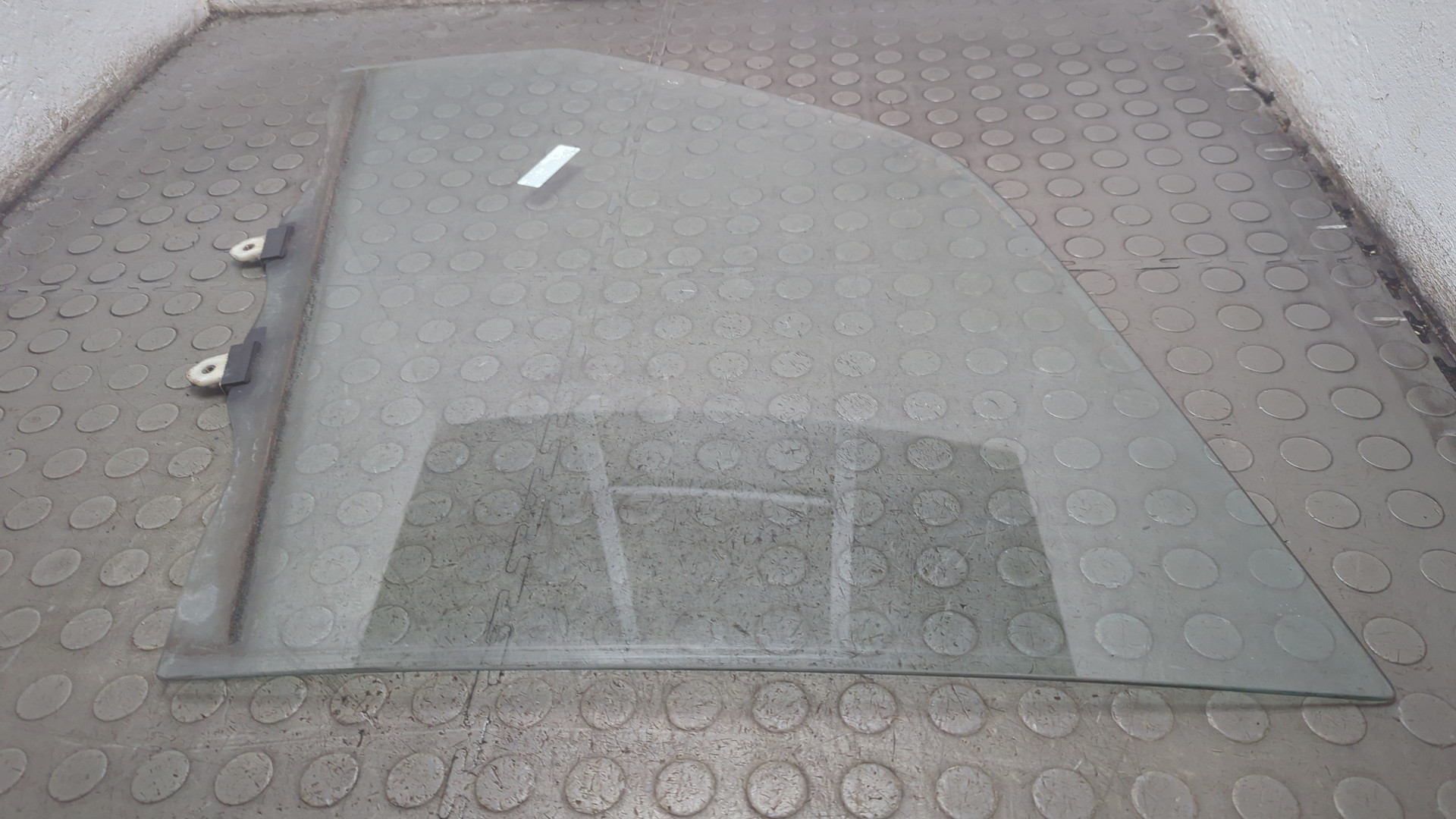 Стекло двери передней левой