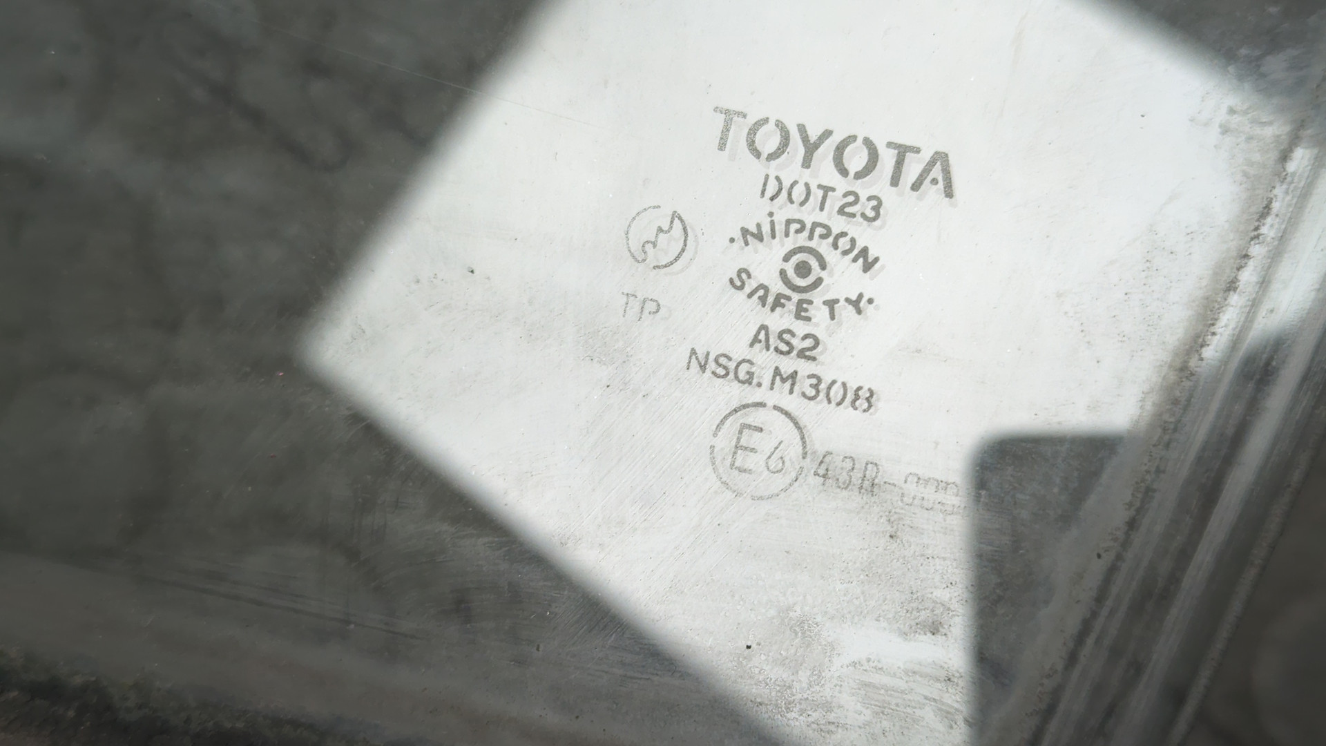 Стекло двери передней левой