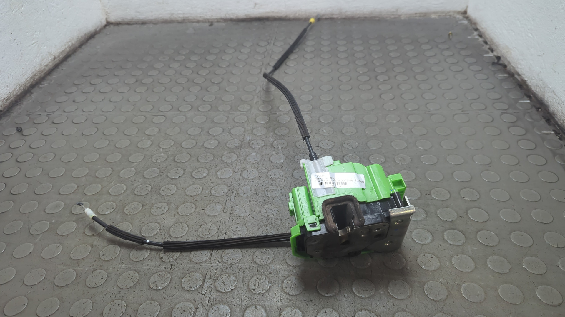 Замок двери передней левой