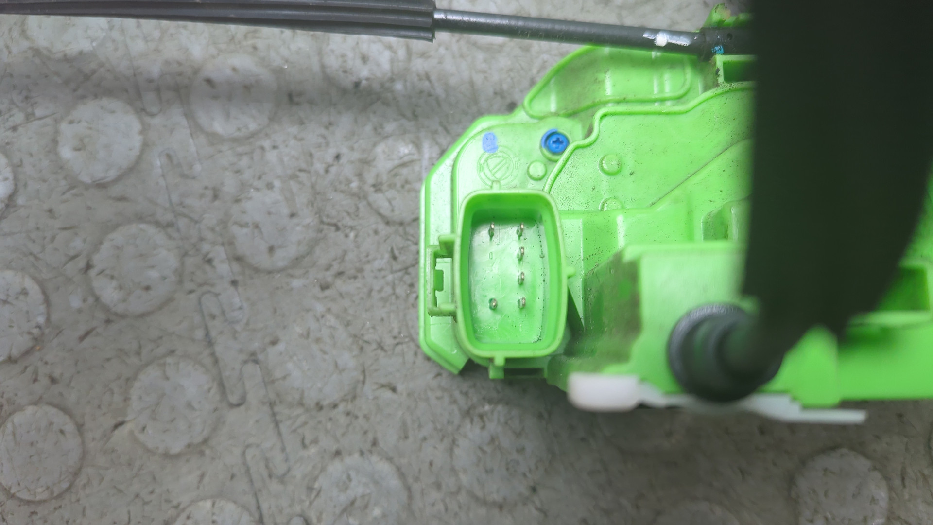 Замок двери передней левой