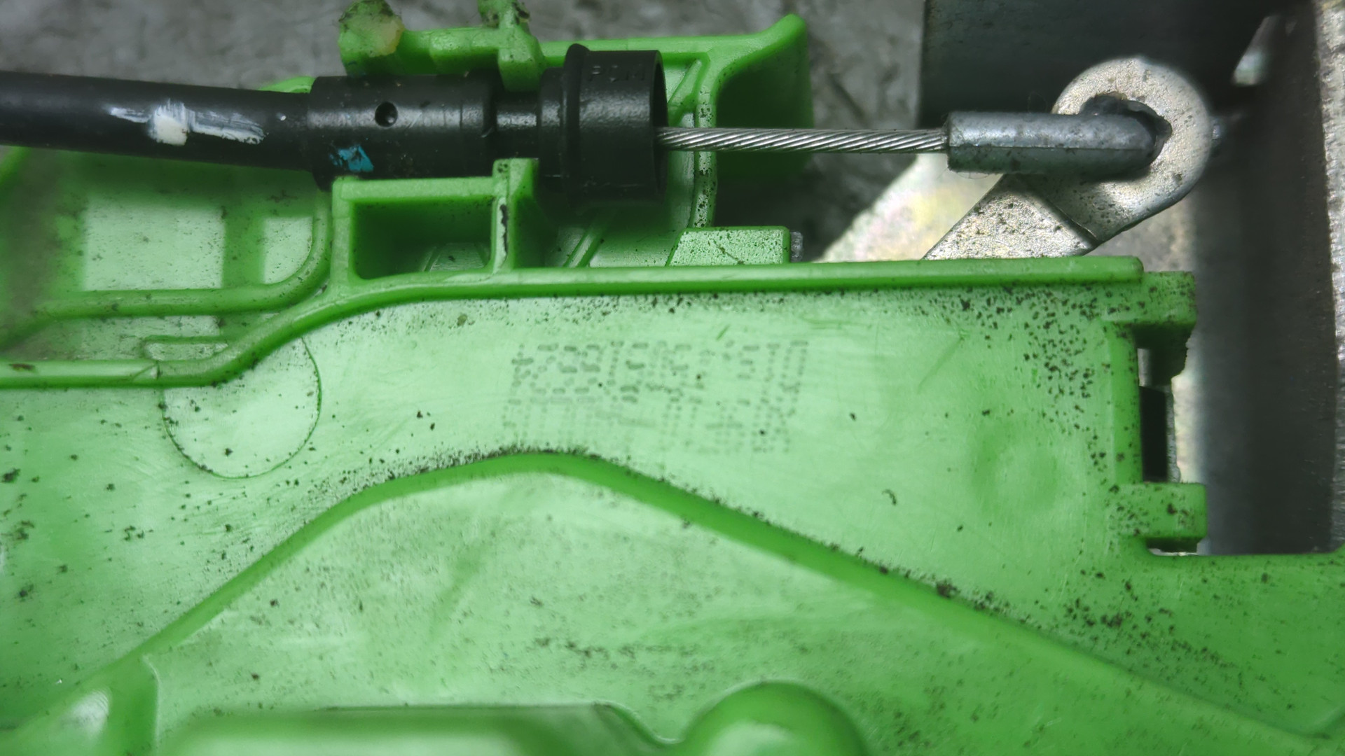 Замок двери передней левой