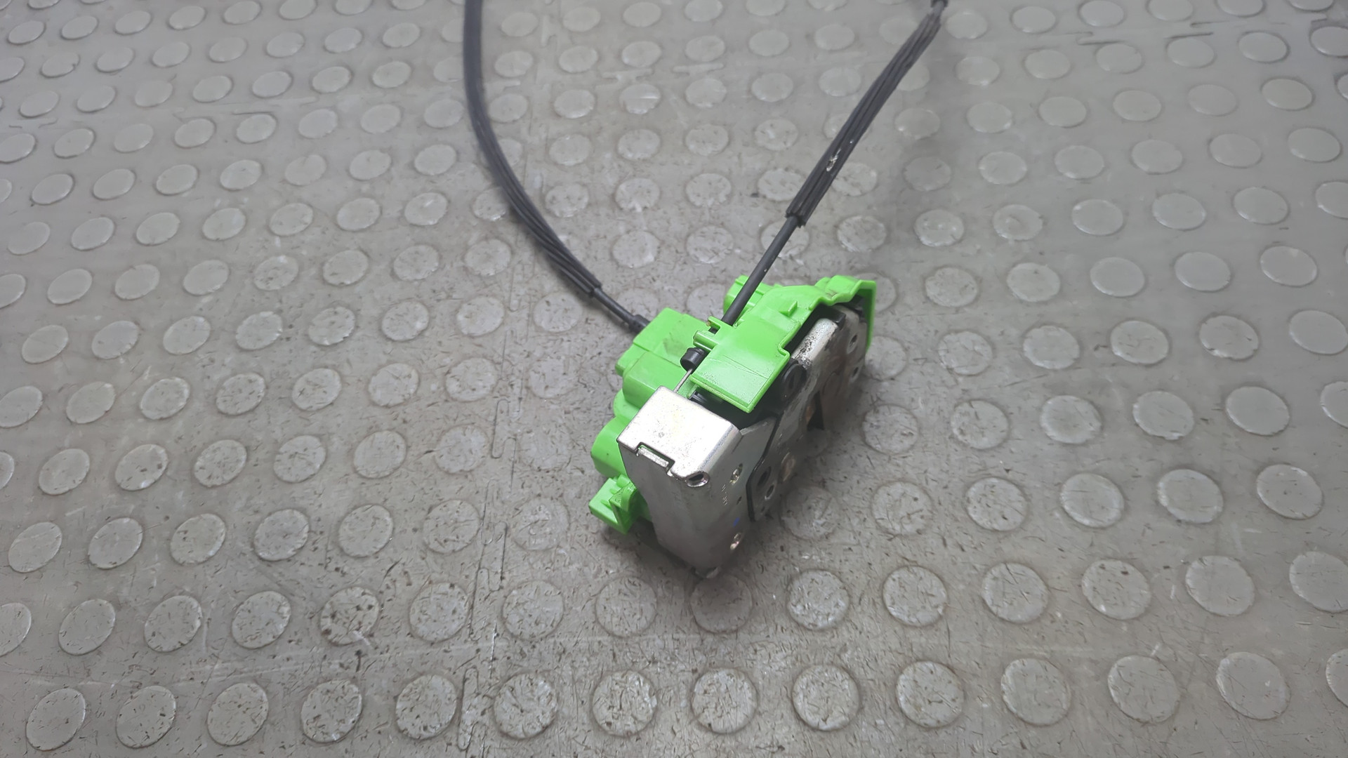 Замок двери передней левой