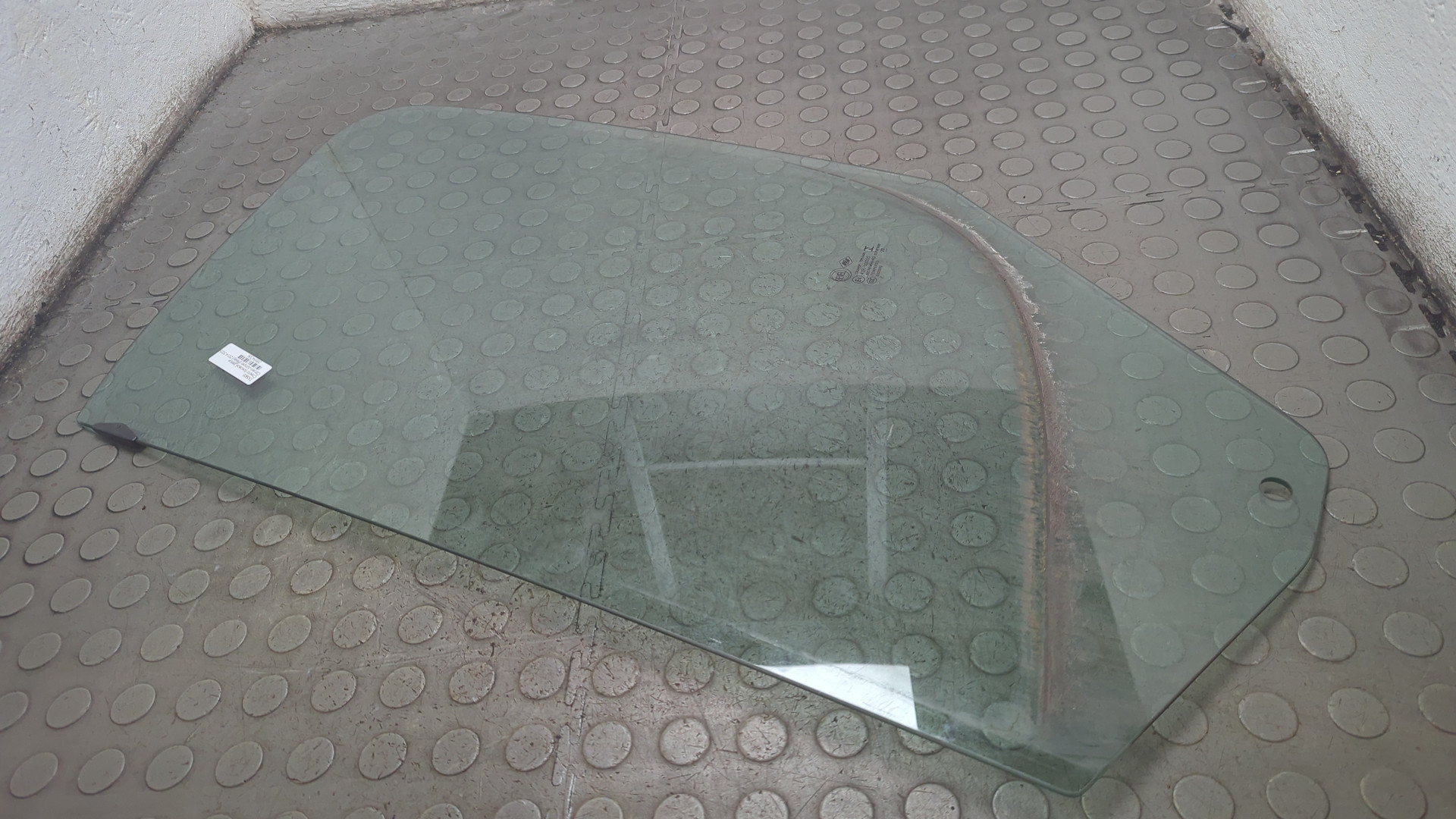 Стекло двери передней левой