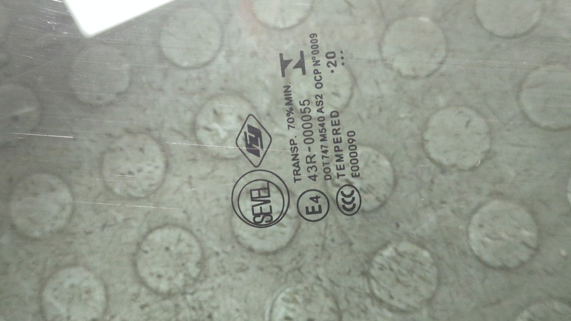 Стекло двери передней левой