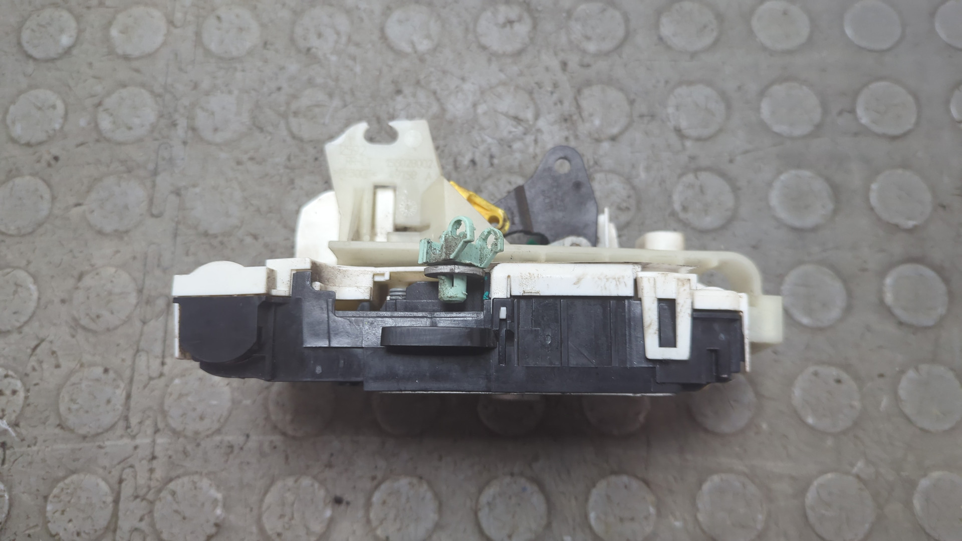 Замок двери задней левой