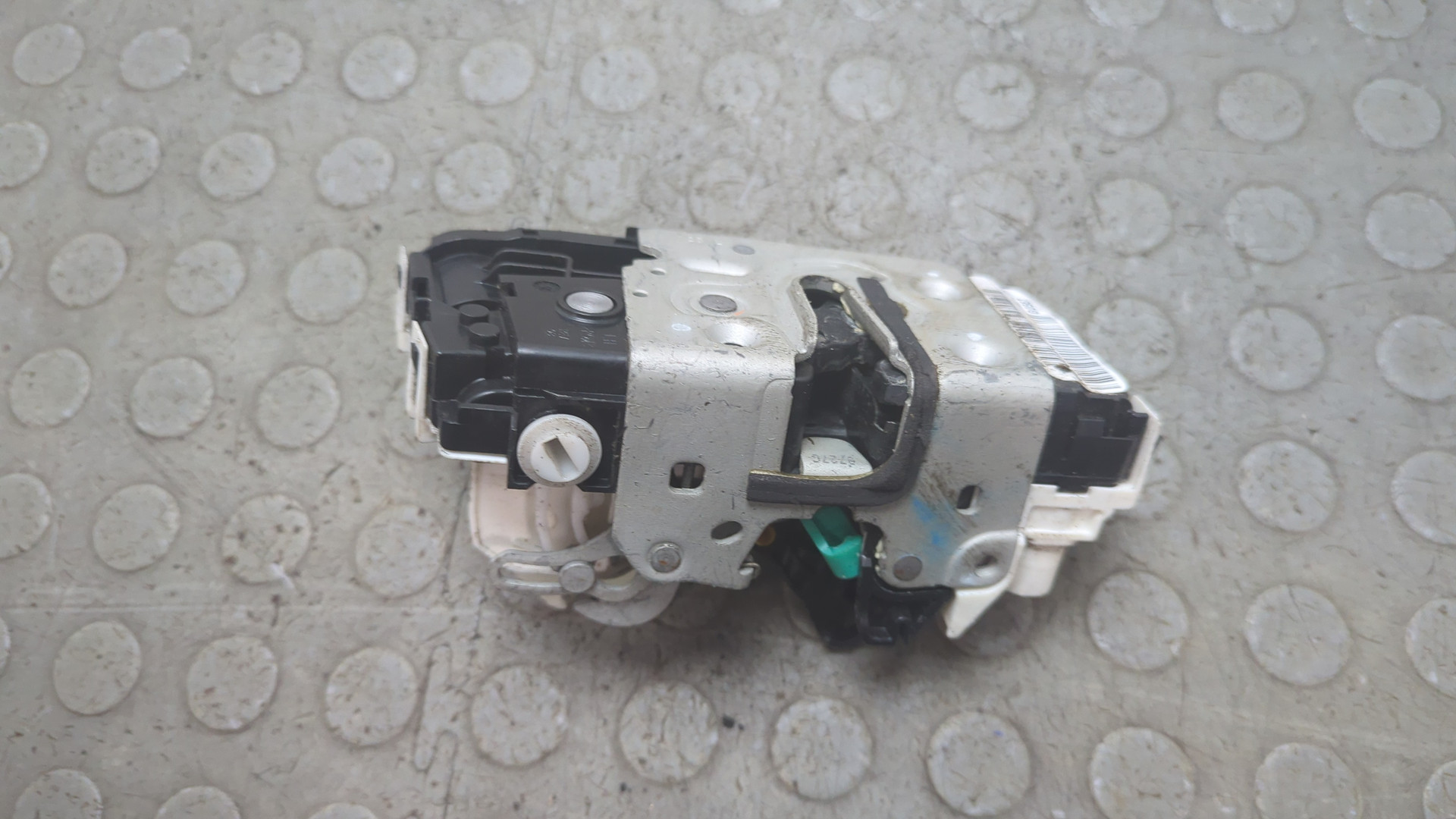 Замок двери задней левой