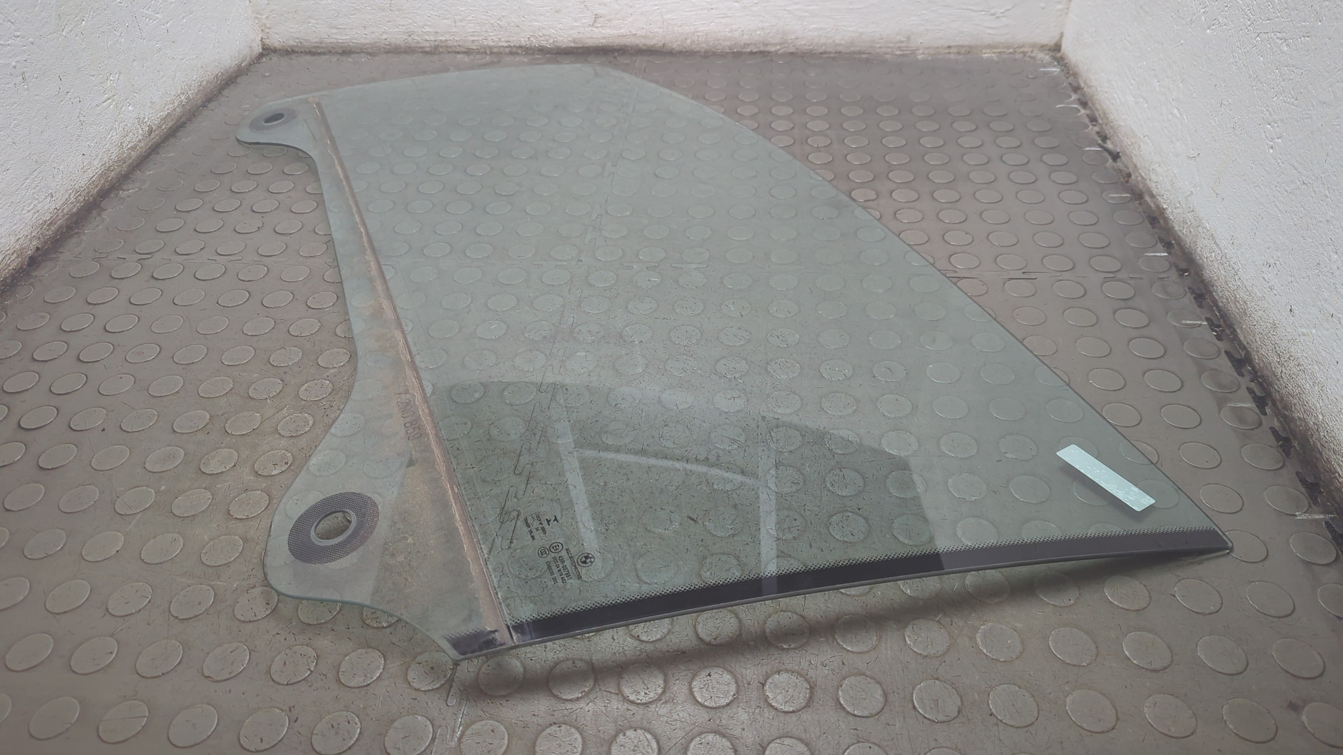 Стекло двери передней левой