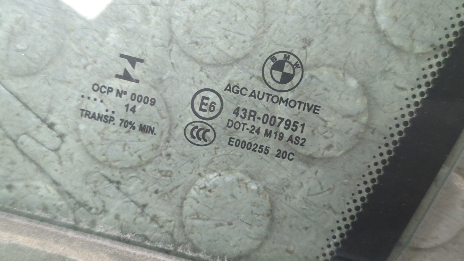 Стекло двери передней левой